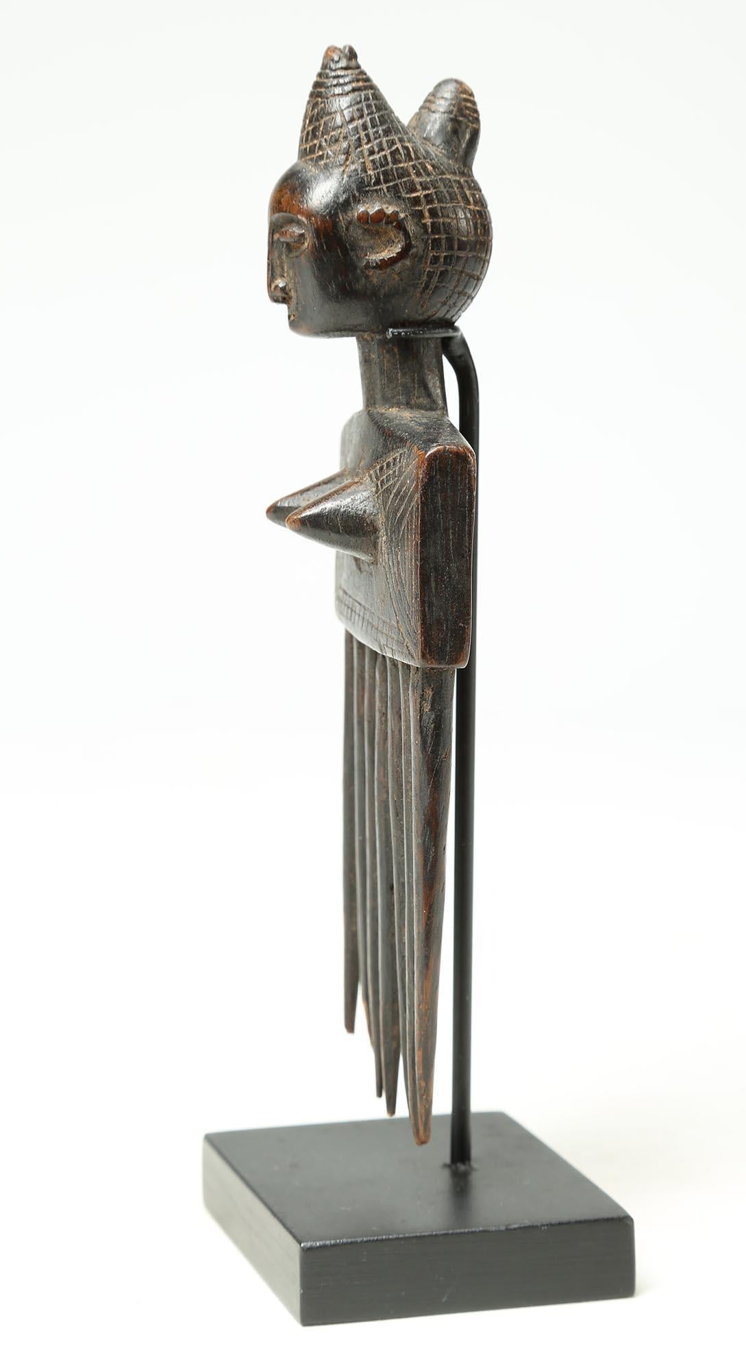 Hand-Carved Rare Attie Female Comb Cote d'Ivoire Early 20th Century West African Tribal Art For Sale