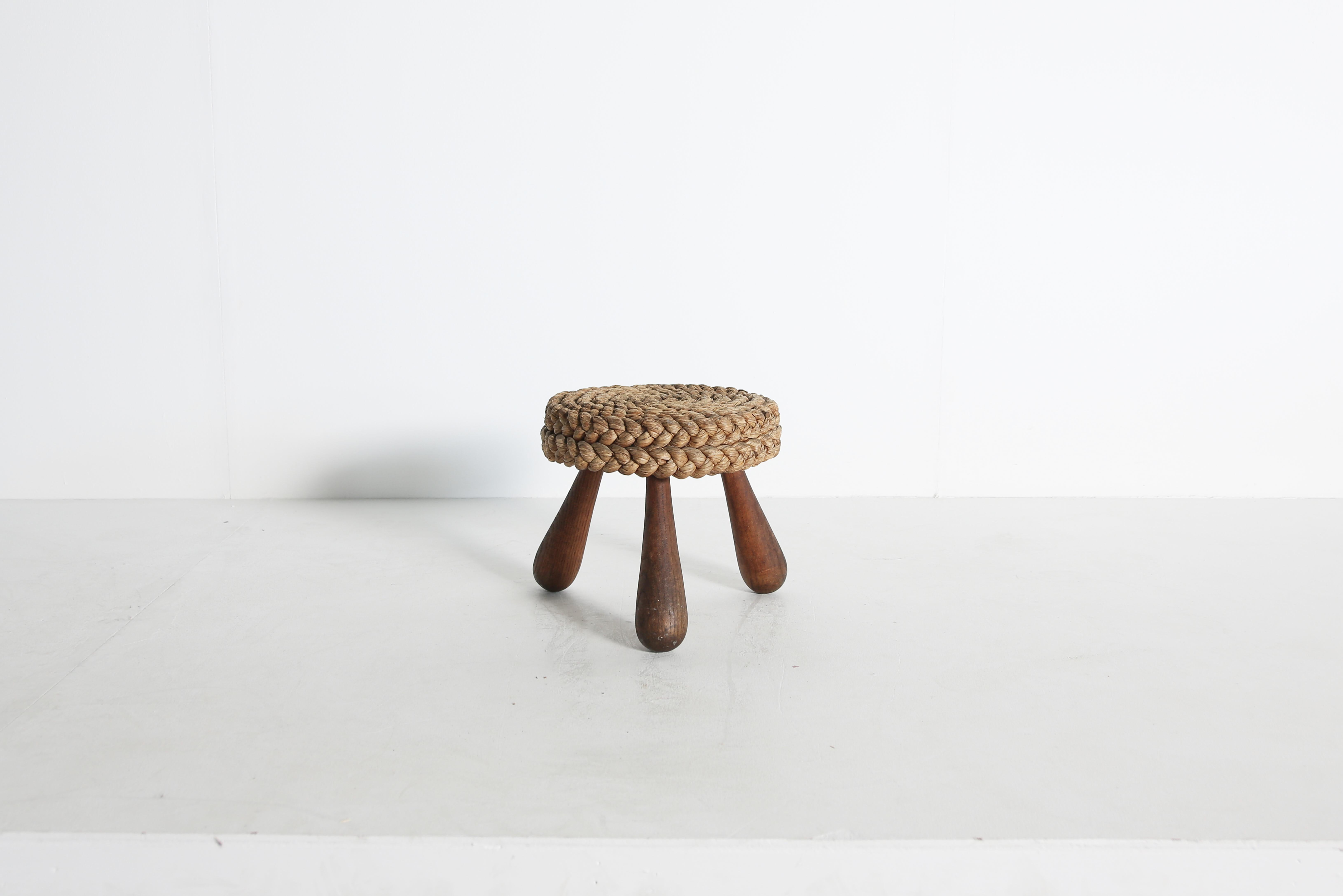 Raro taburete pequeño de cuerda y madera de Frida Minet y Adrien Audoux, años 50, Francia.  Gran ejemplar en estado original, con algún pequeño desgaste en la superficie de la cuerda.  Envío rápido a todo el mundo.



