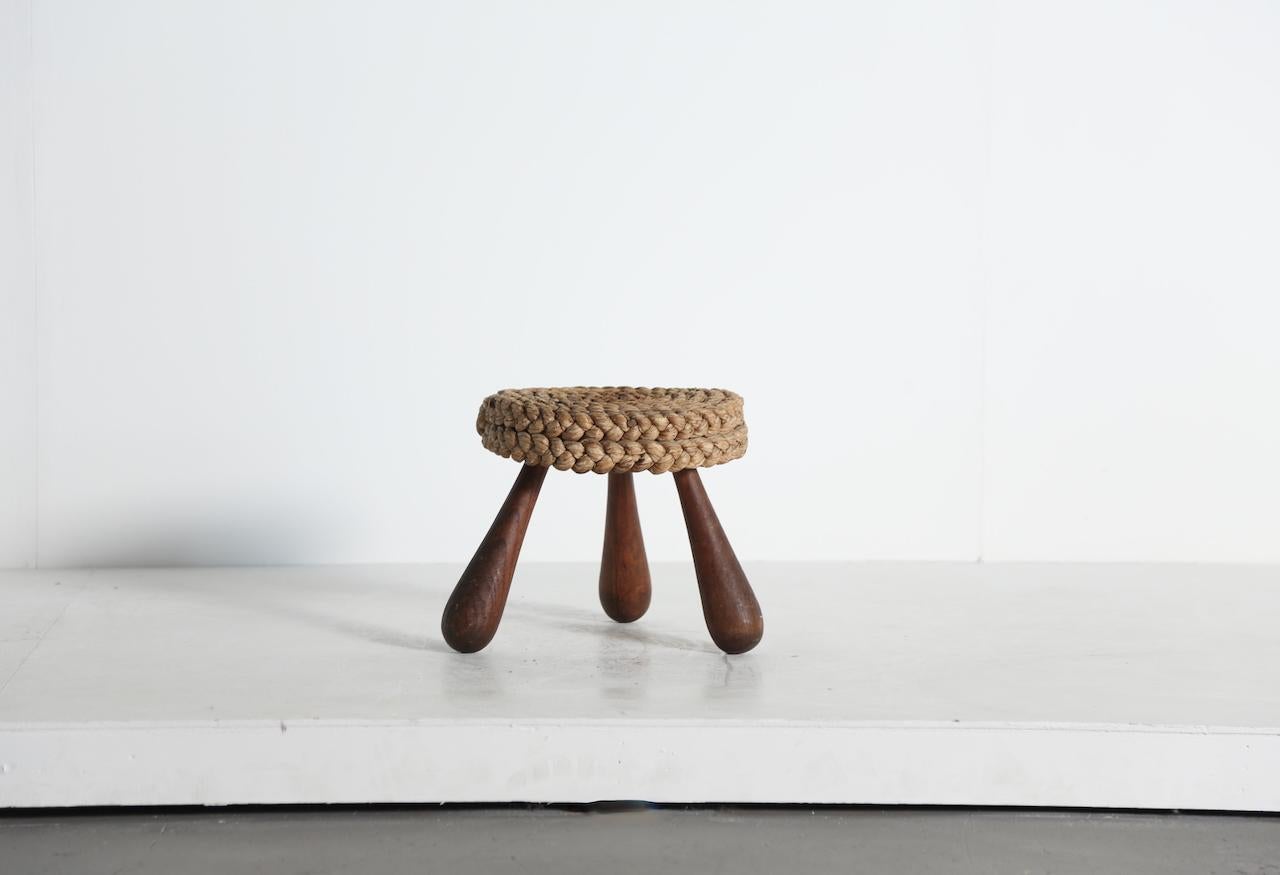 Raro taburete pequeño de cuerda y madera de Frida Minet y Adrien Audoux, años 50, Francia.  Buen ejemplar en estado original, con un pequeño desgaste en la superficie de la cuerda y una pequeña marca/sombra oscura en el centro del asiento de la