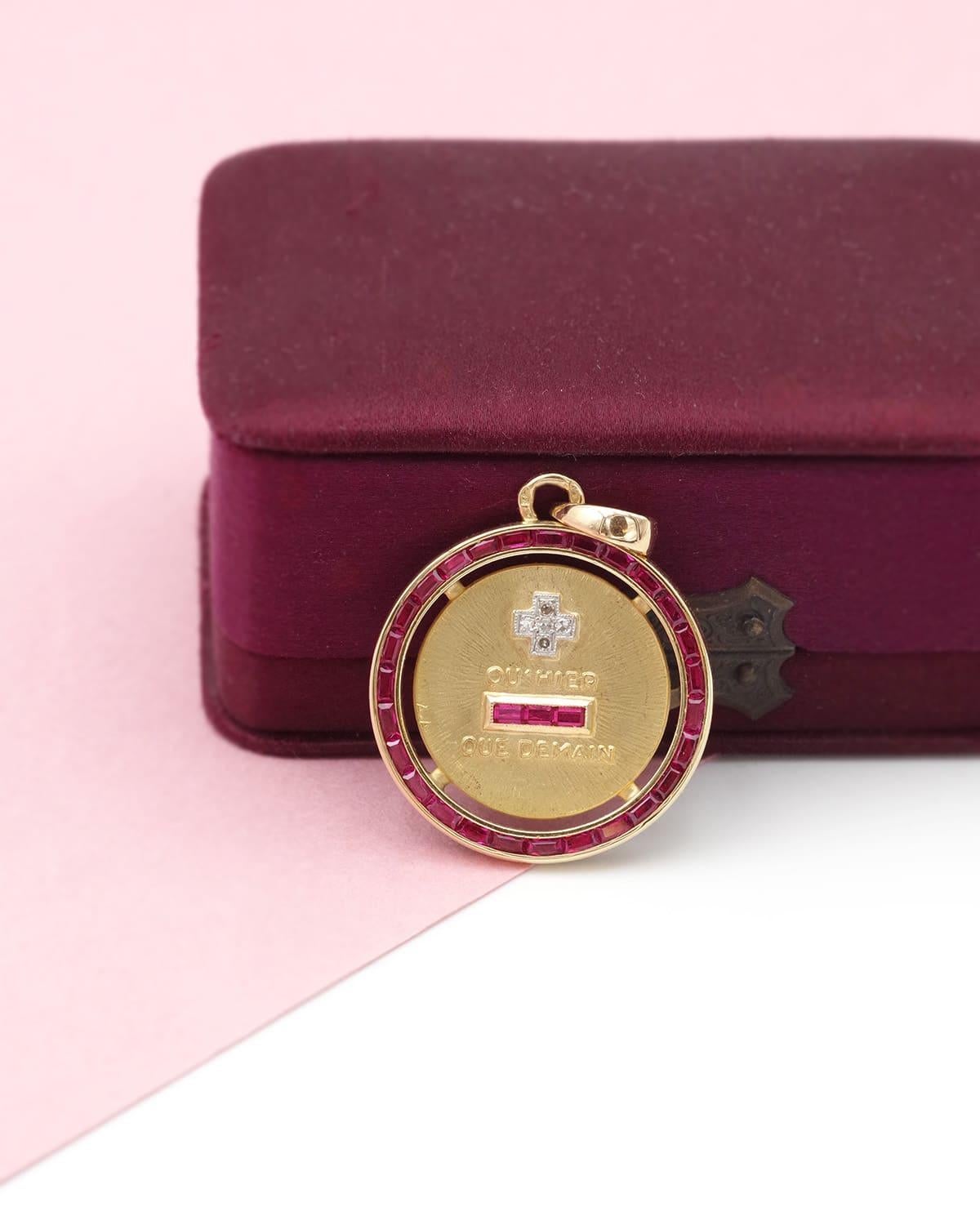 Seltene Augis Halo-Rubin-Love-Medaille in 18 Karat Gold, französischer Vintage-Anhänger (Moderne) im Angebot