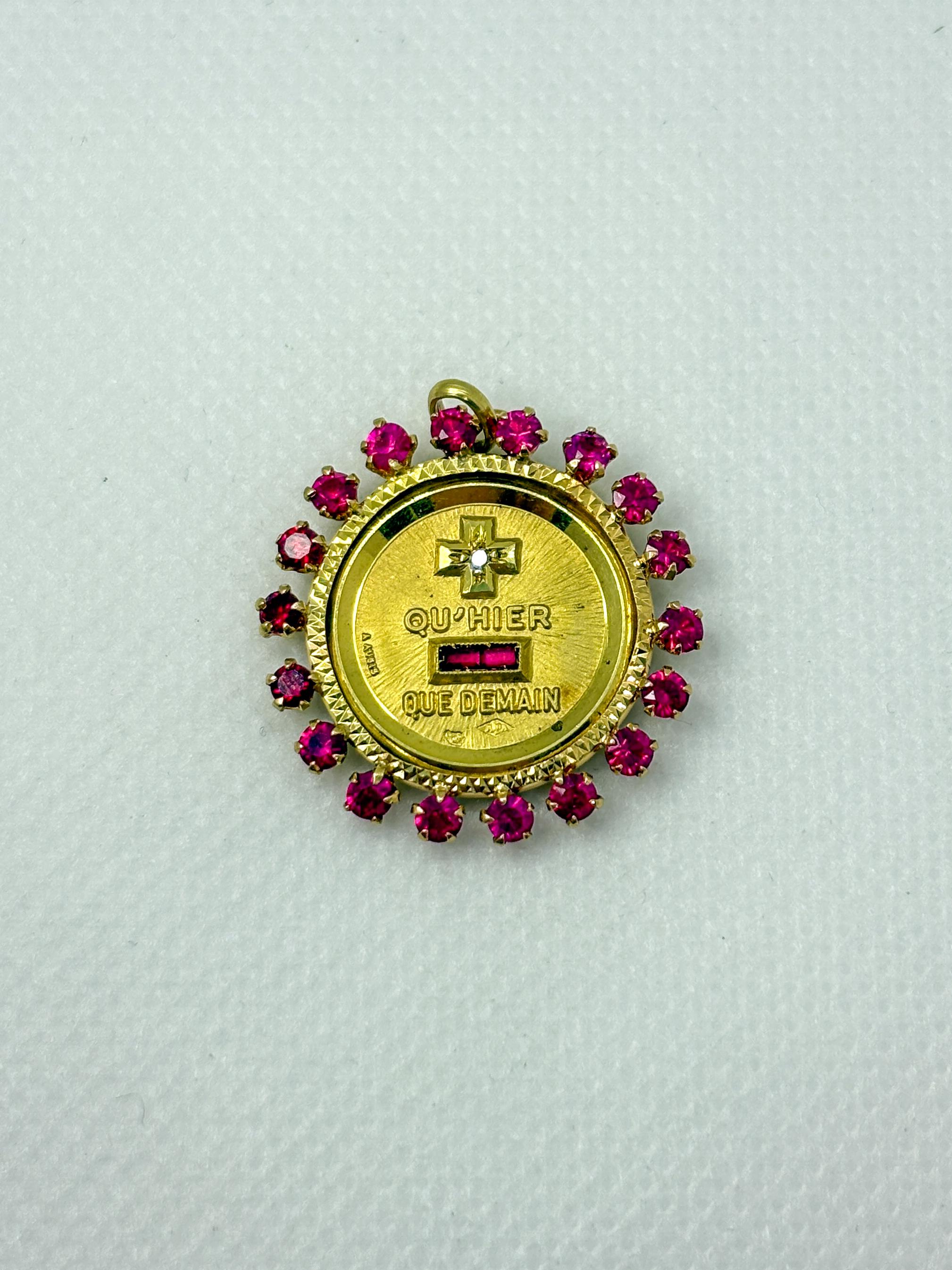 Romantico Rara medaglia d'amore A. Augis in oro 18 carati con 18 rubini di corindone in vendita