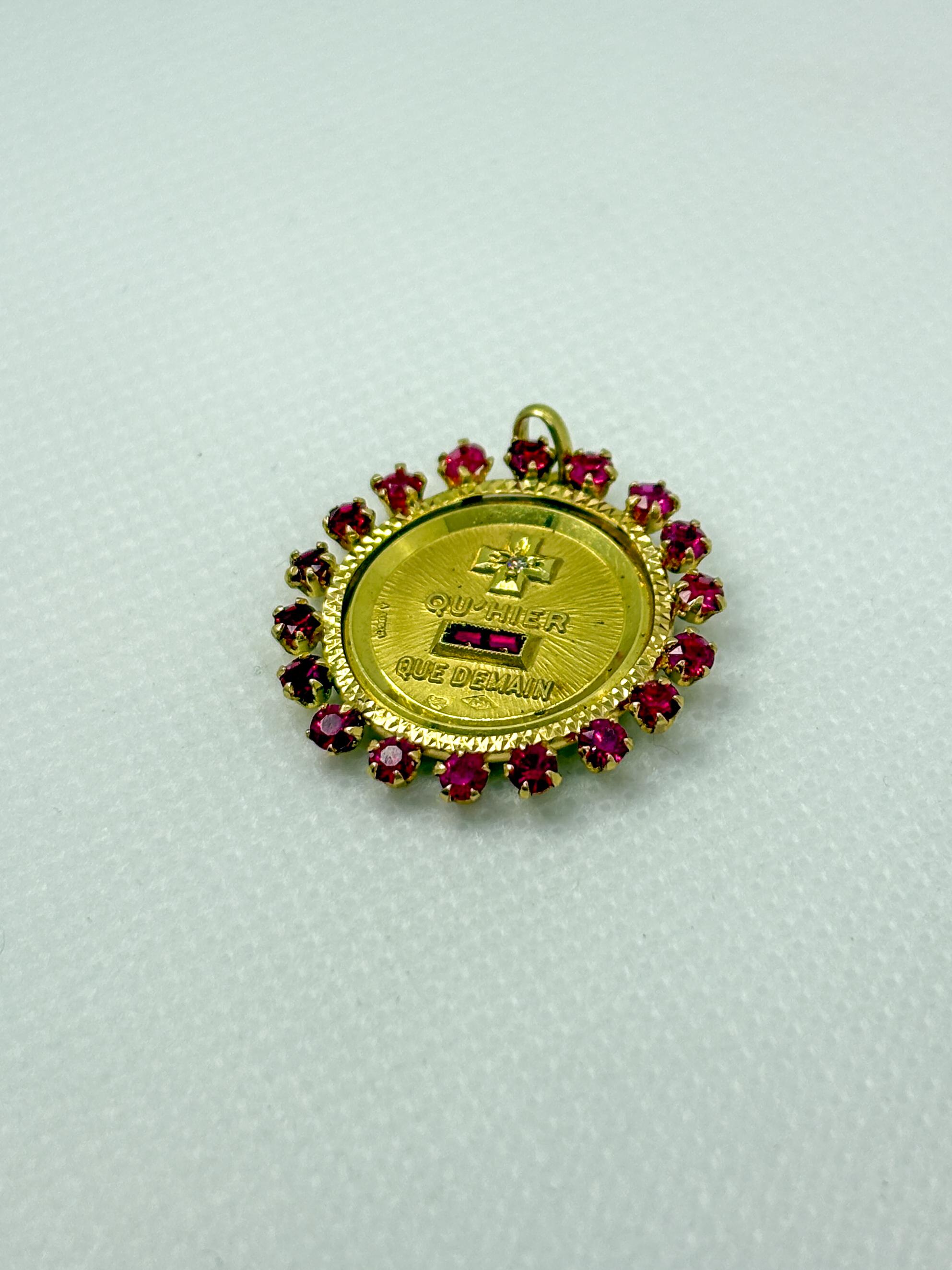 Taglio rotondo Rara medaglia d'amore A. Augis in oro 18 carati con 18 rubini di corindone in vendita