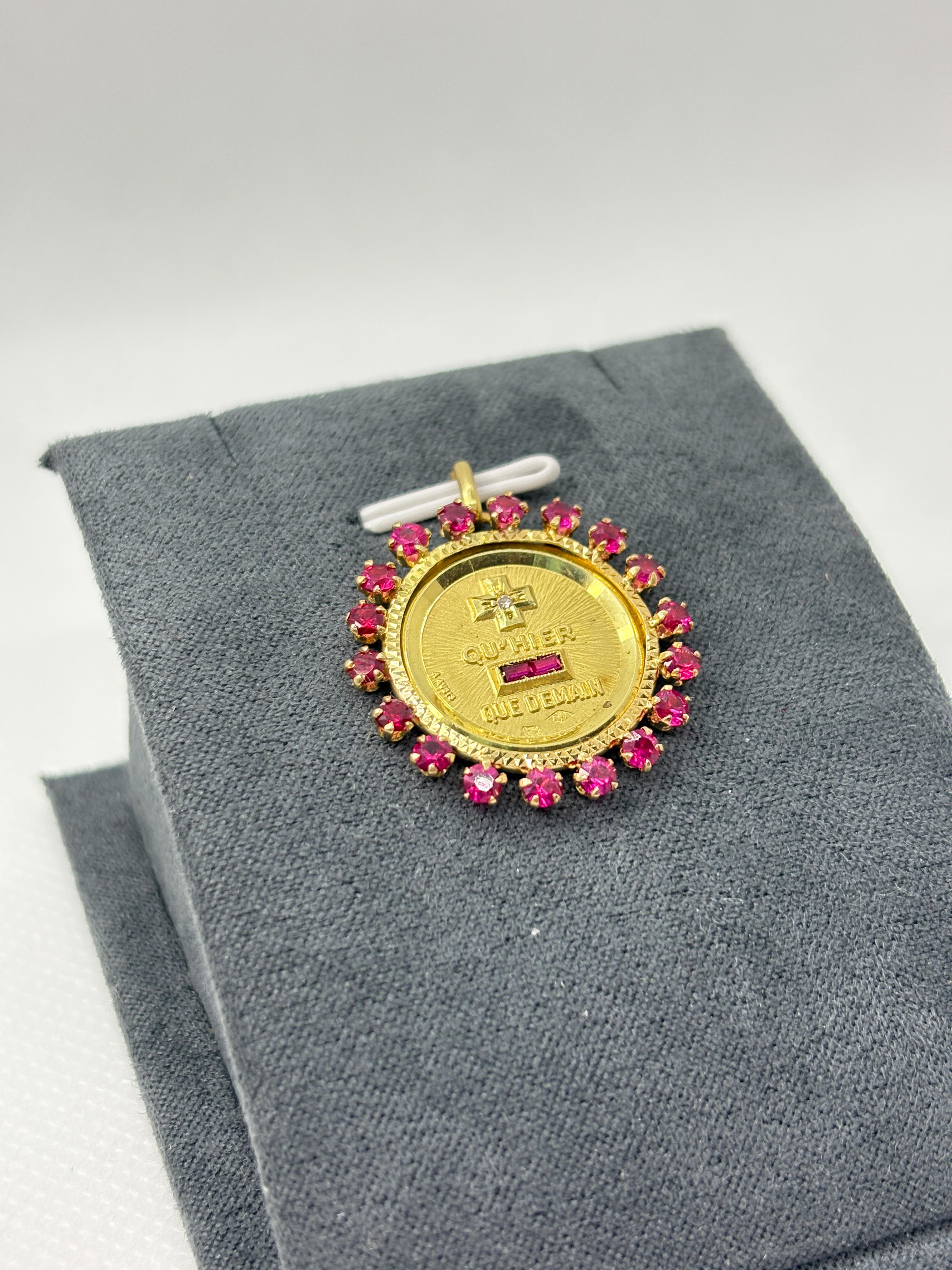 Rara medaglia d'amore A. Augis in oro 18 carati con 18 rubini di corindone in vendita 2