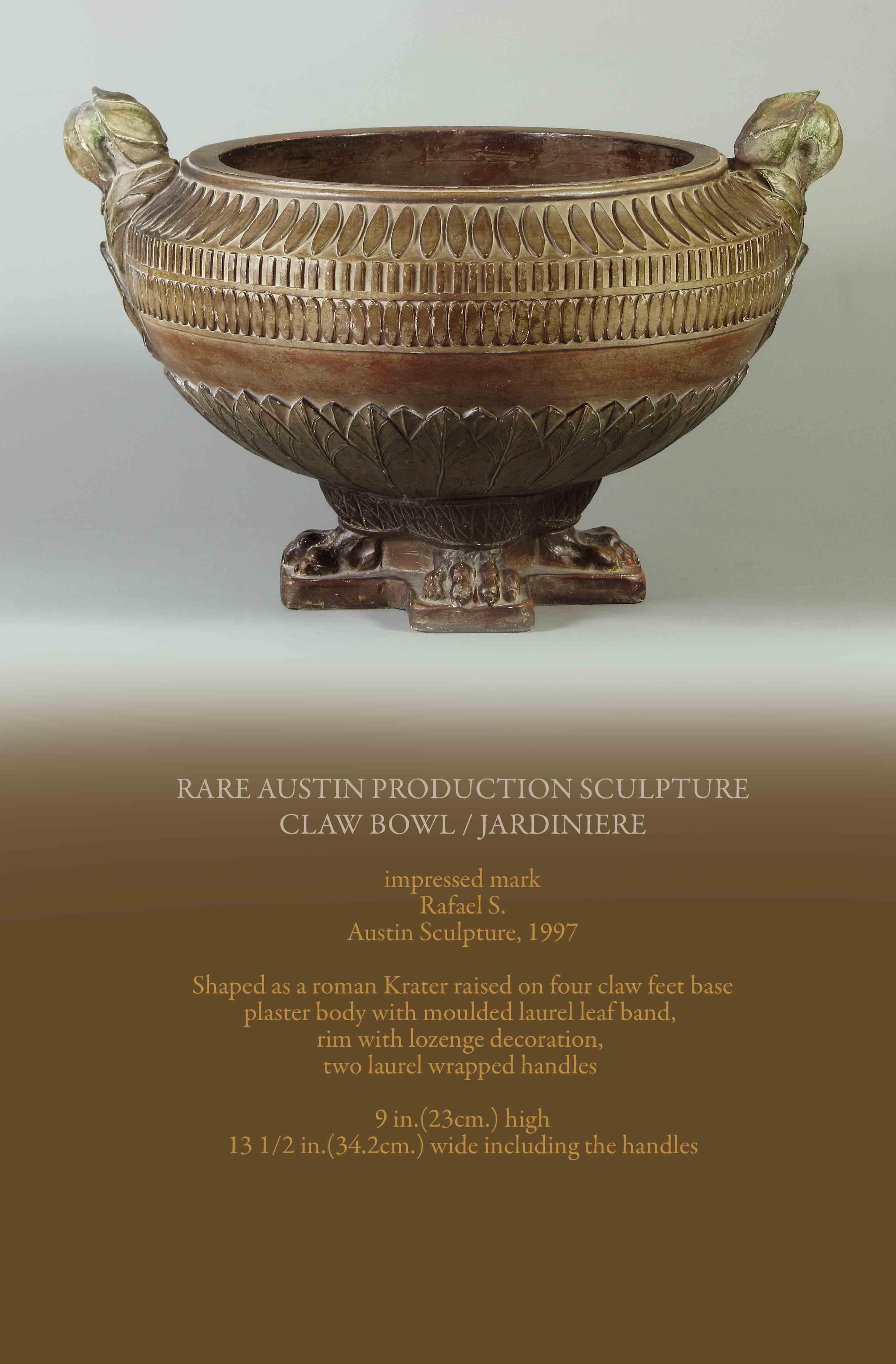 RARA SCULTURA DI PRODUZIONE AUSTIN SCULPTURES
CIOTOLA A FORMA DI ARTIGLIO / JARDINIERE

Marchio impresso
Rafael S.
Austin Sculptures, 1997.

A forma di cratere romano sollevato su una base a quattro piedi,
corpo in gesso con fascia di foglie