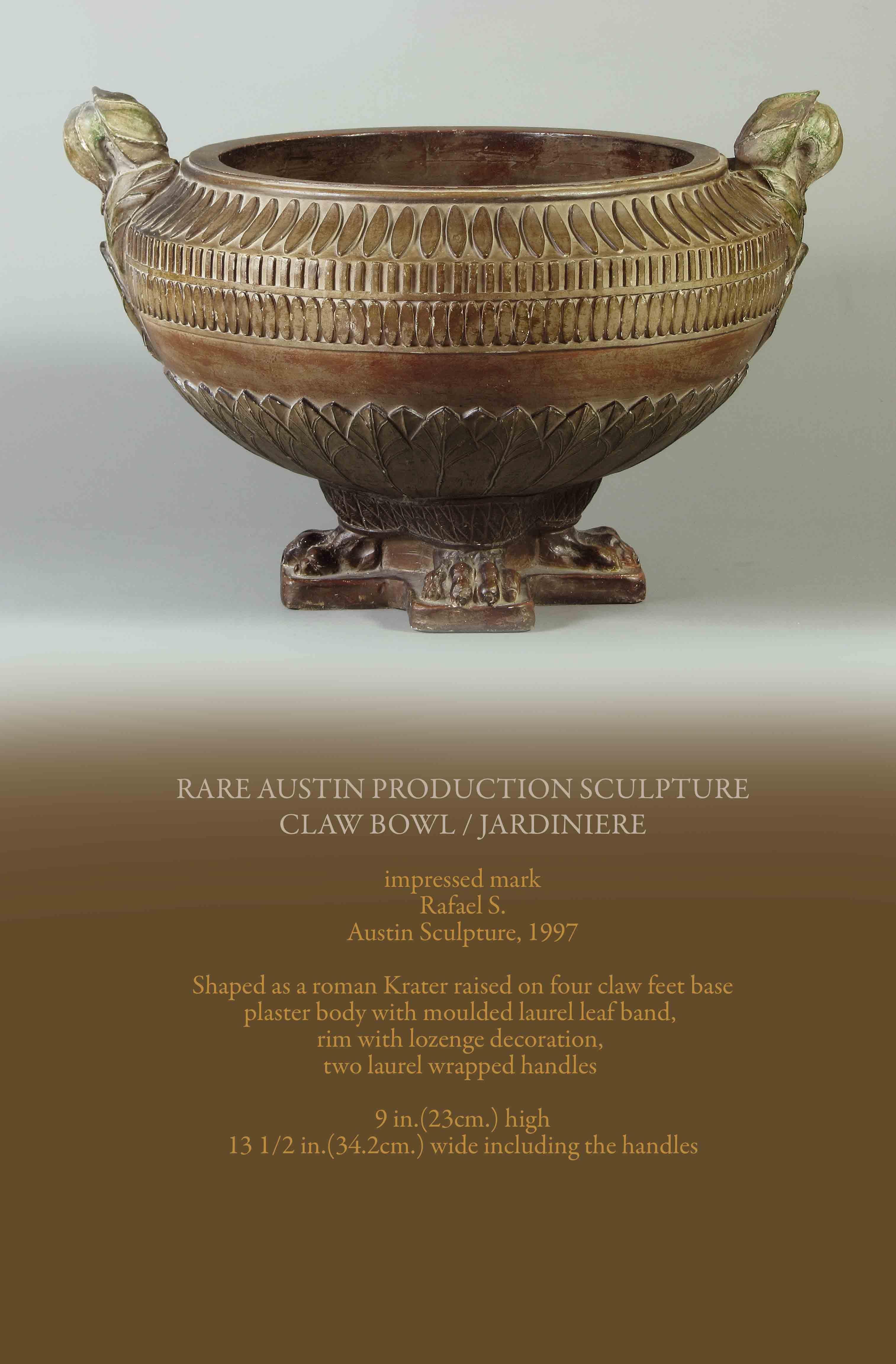 SELTENE AUSTIN PRODUKTION SKULPTUR
KRALLENSCHALE / JARDINIERE

Geprägtes Zeichen
Rafael S.
Austin Sculpture, 1997.

In Form eines römischen Kraters auf einem Sockel mit vier Krallenfüßen,
Gipskörper mit geformtem Lorbeerblattband, 
Rand mit