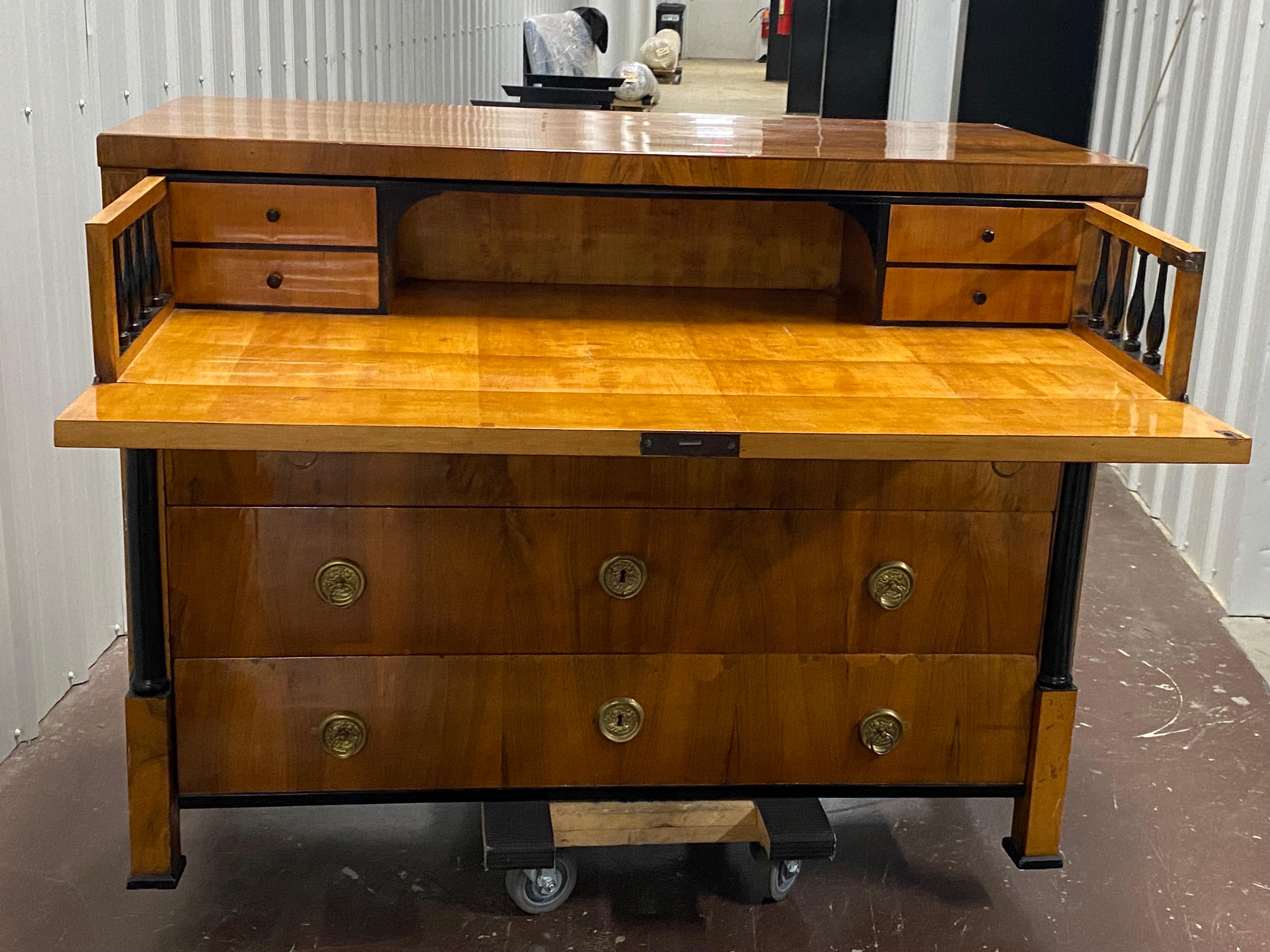 Raro scrittoio austriaco in noce Biedermeier, 1820 ca. in vendita 4