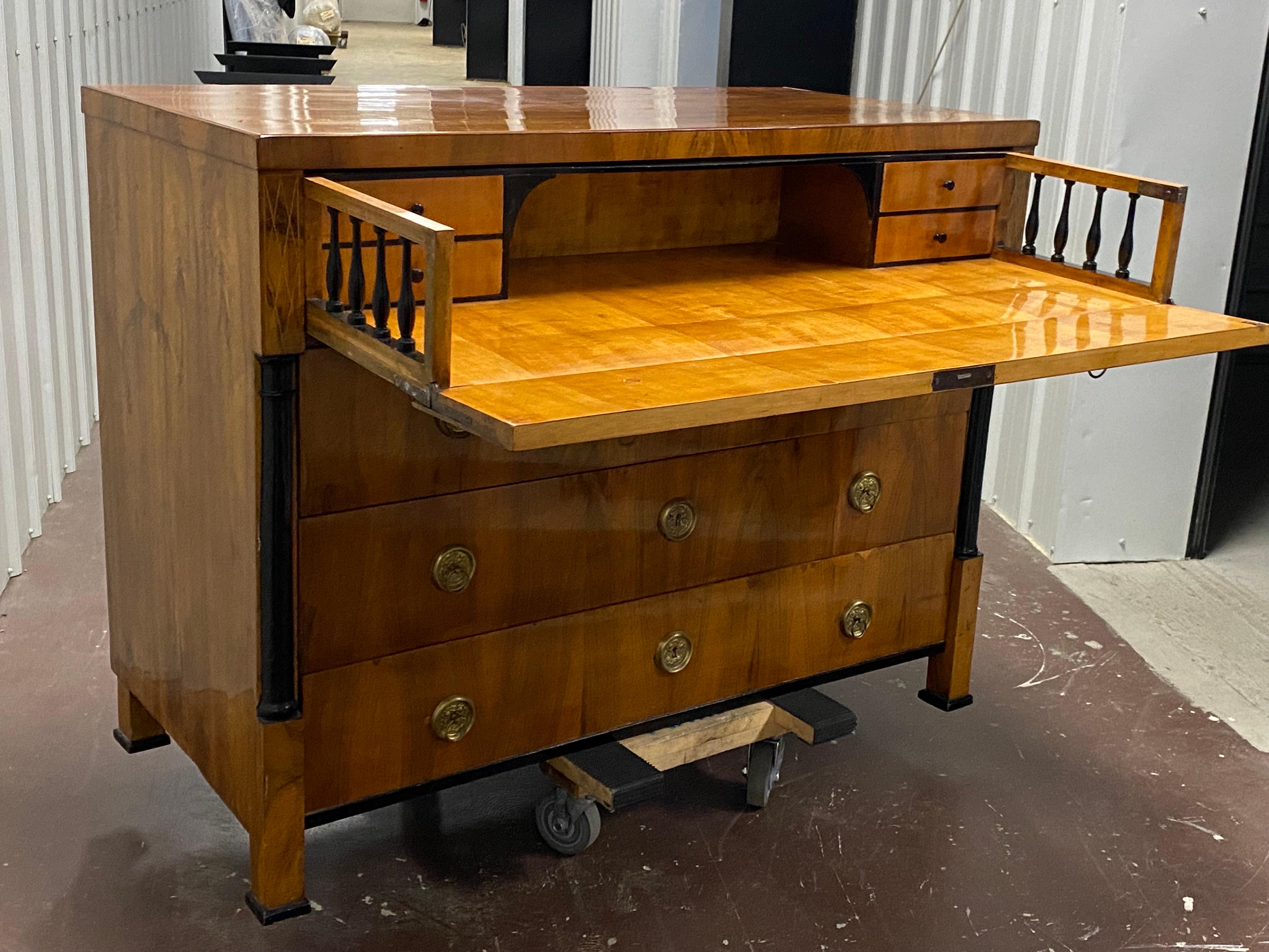 Raro scrittoio austriaco in noce Biedermeier, 1820 ca. in vendita 5