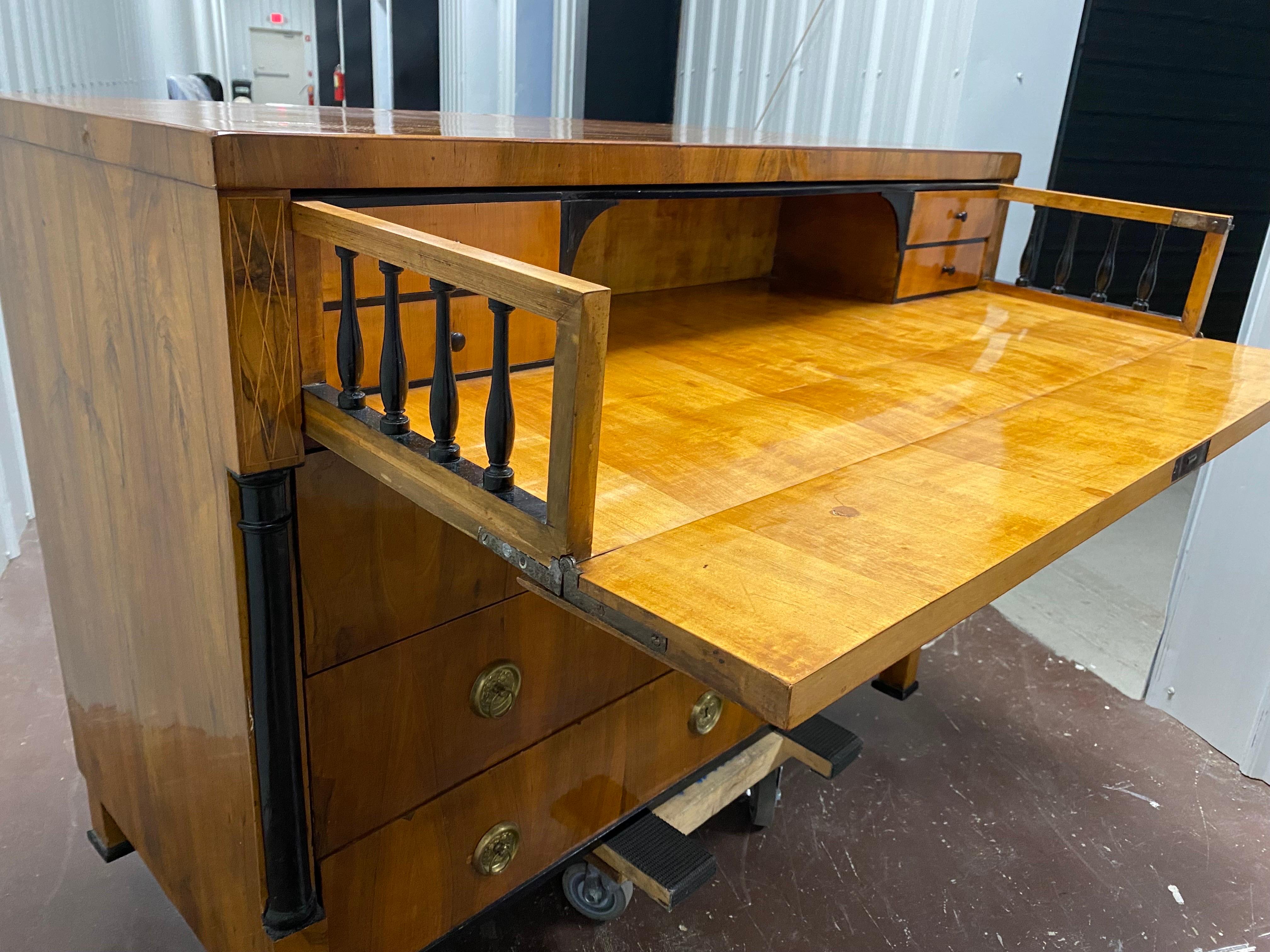 Raro scrittoio austriaco in noce Biedermeier, 1820 ca. in vendita 7