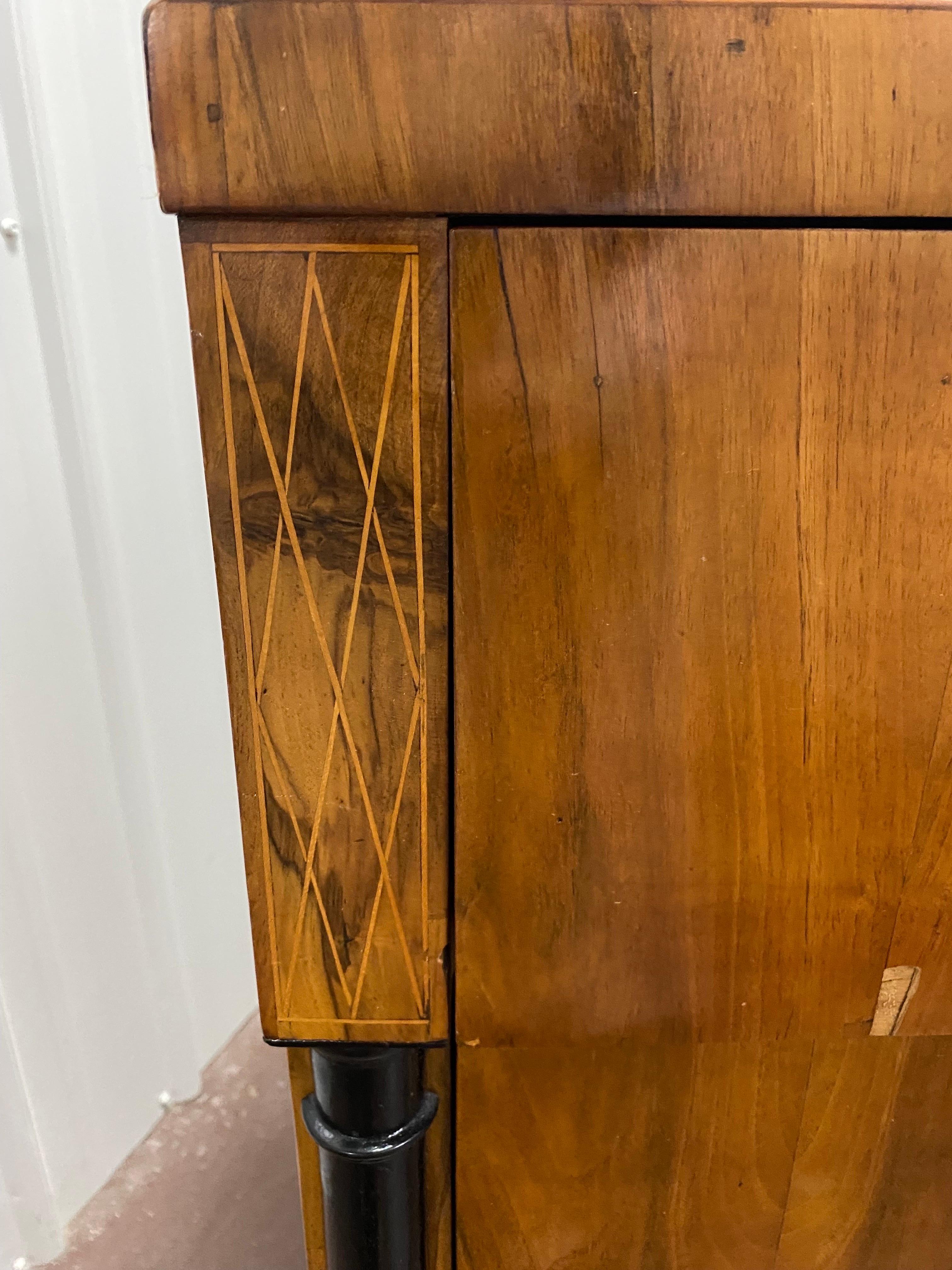 Raro scrittoio austriaco in noce Biedermeier, 1820 ca. in vendita 11