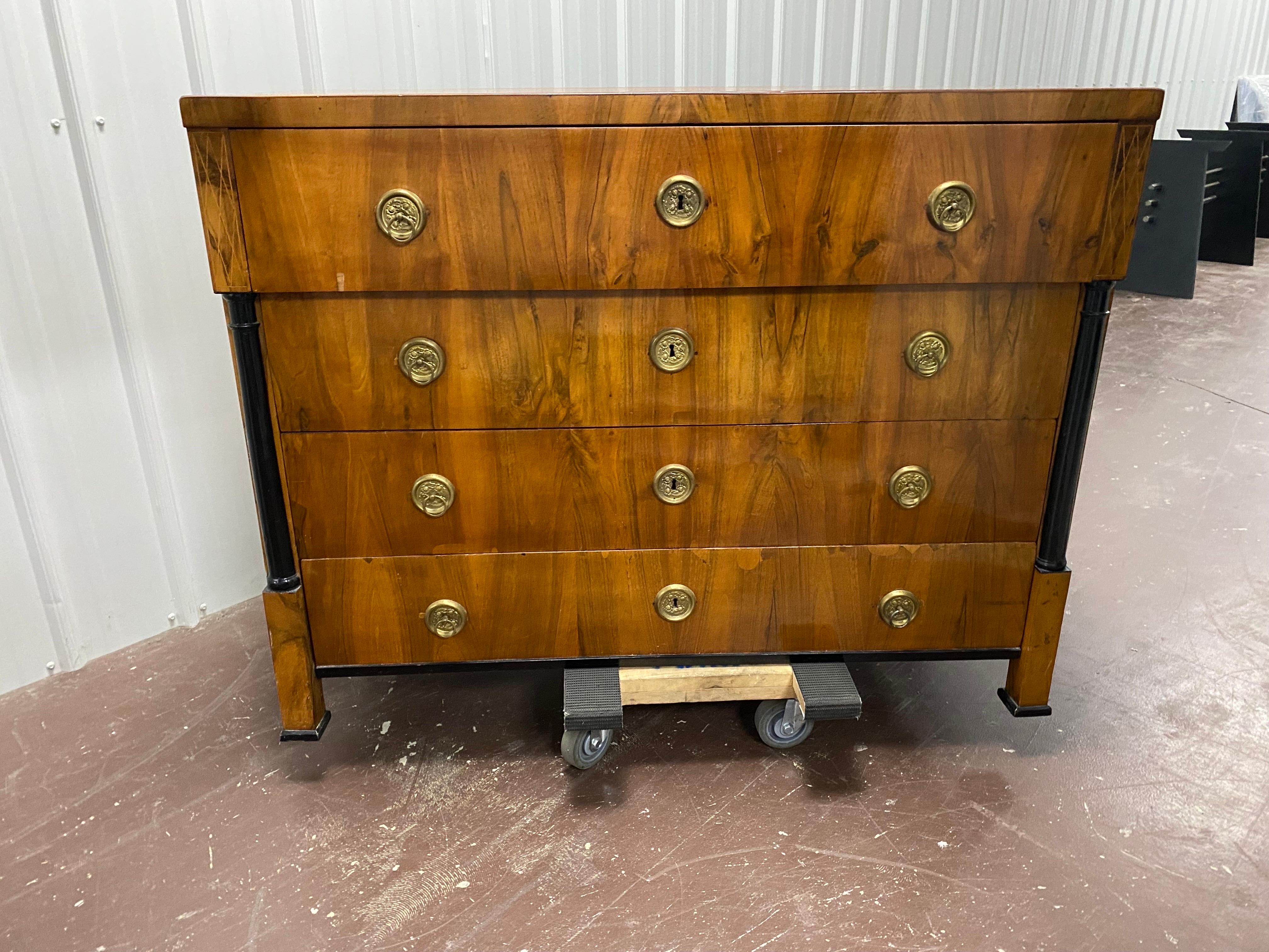 Raro scrittoio austriaco in noce Biedermeier, 1820 ca.
Raro scrittoio Biedermeier austriaco, cassettiera impiallacciata in noce, montature originali in ottone, il fronte impiallacciato in tinta affiancato da semicolonne nere lucidate, sopra le quali