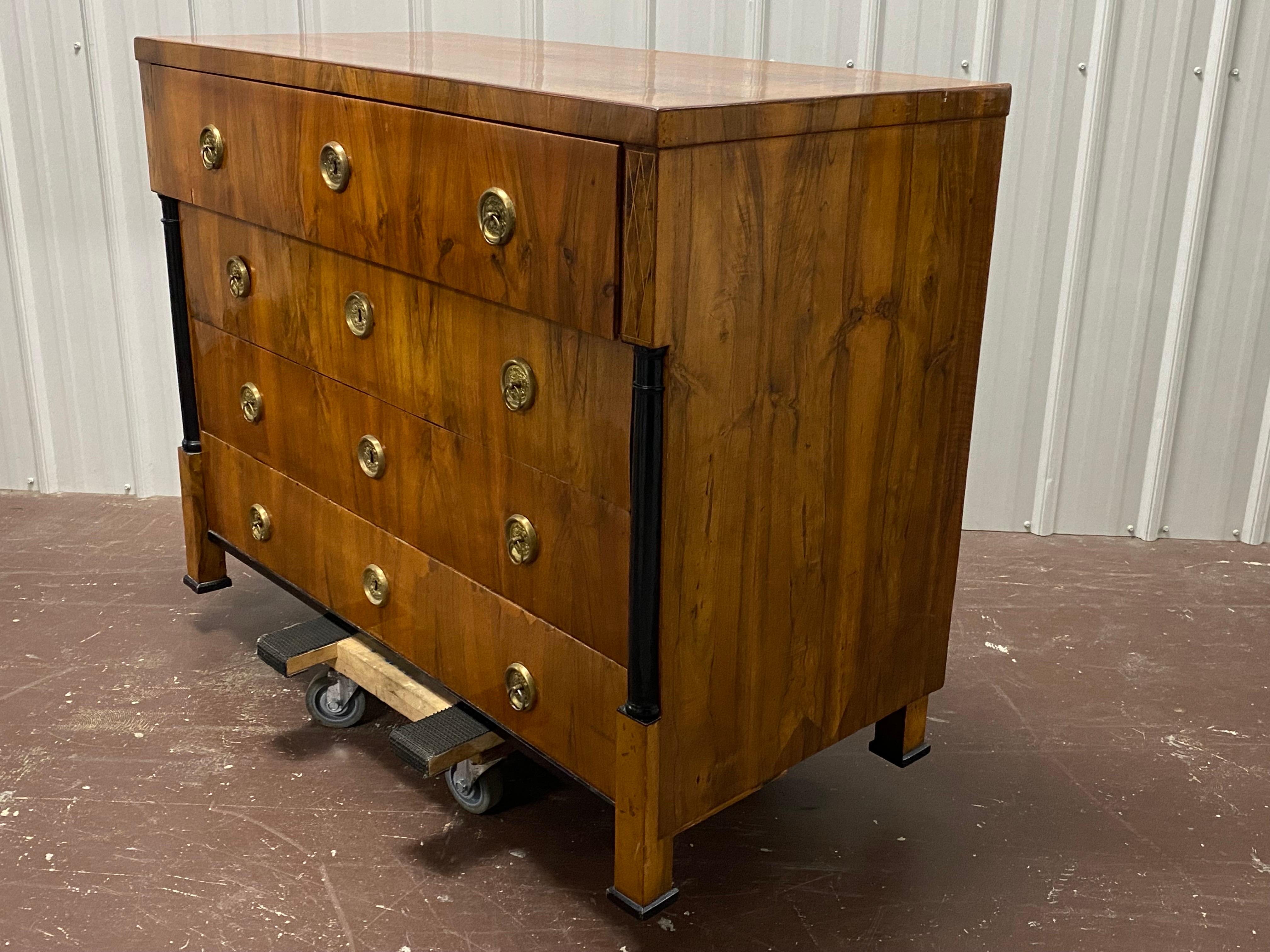 Raro scrittoio austriaco in noce Biedermeier, 1820 ca. In condizioni buone in vendita a Southampton, NY