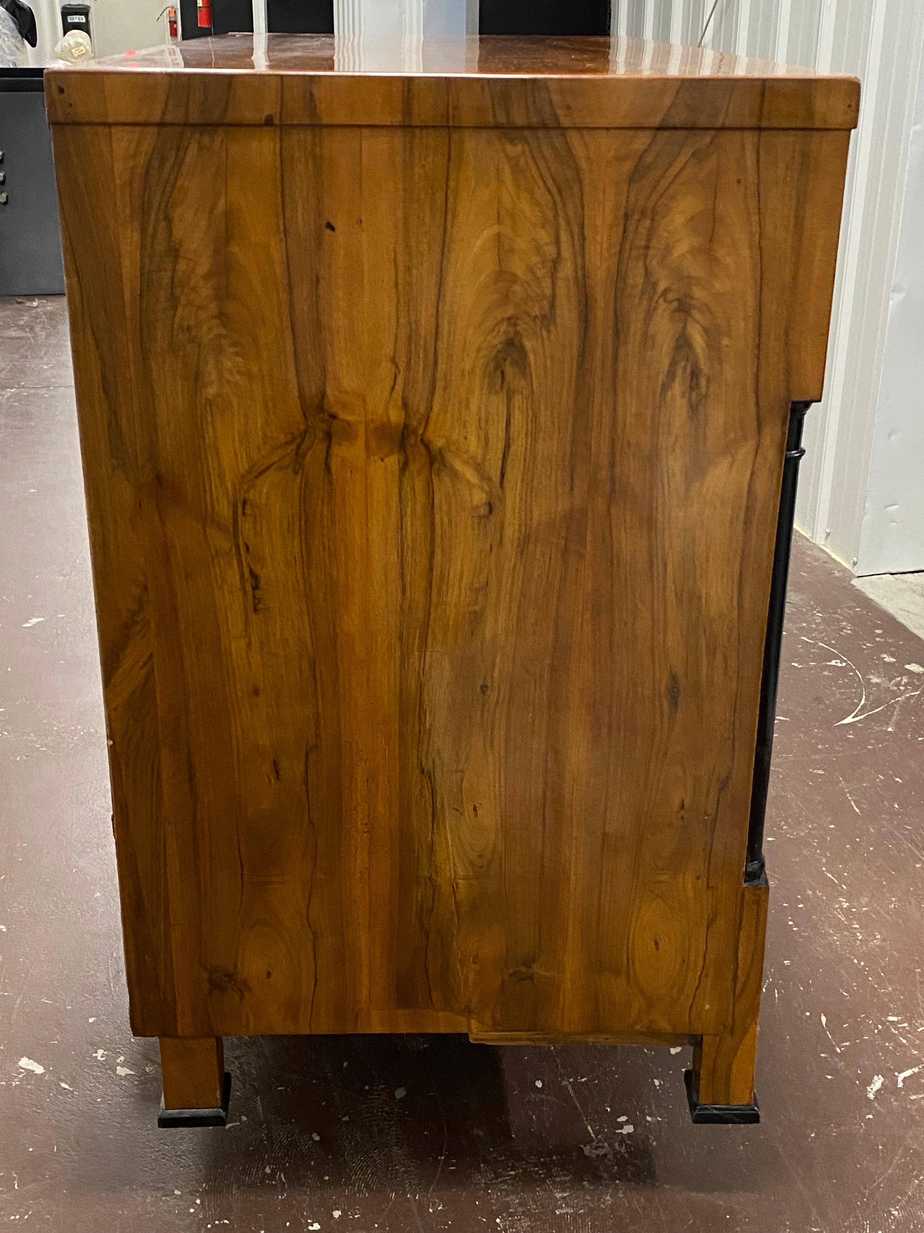 Raro scrittoio austriaco in noce Biedermeier, 1820 ca. in vendita 1