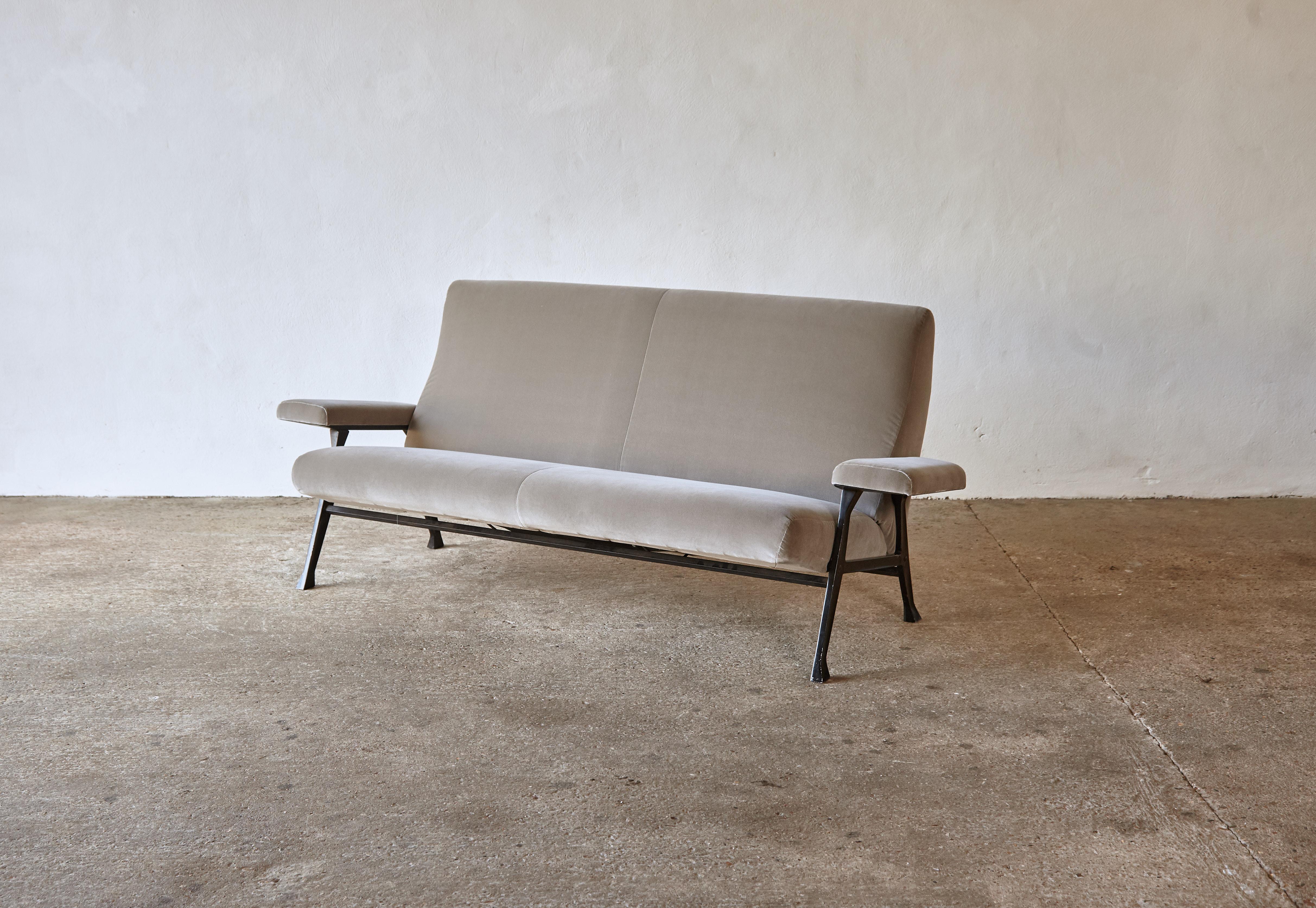 An original and rare early Roberto Menghi hall sofa, produced by Arflex, Italy, 1950s. Newly upholstered in silver / grey velvet. The sofa is very comfortable and in good structural condition, with minor age related signs of age to the metal frame. 