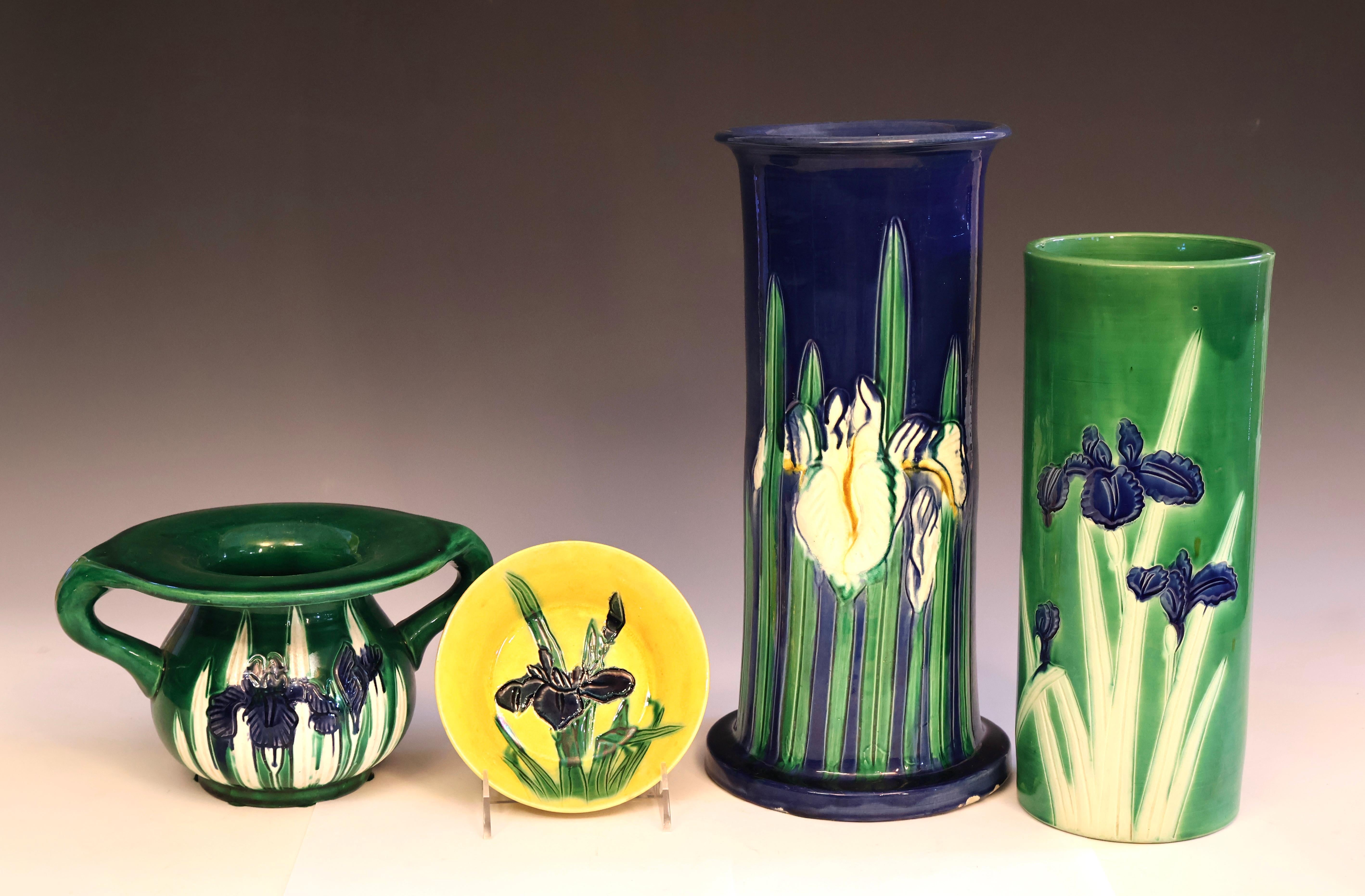 Raro vaso di Awaji Pottery con fondo blu, arte antica e artigianato con incisione a forma di iride in vendita 3
