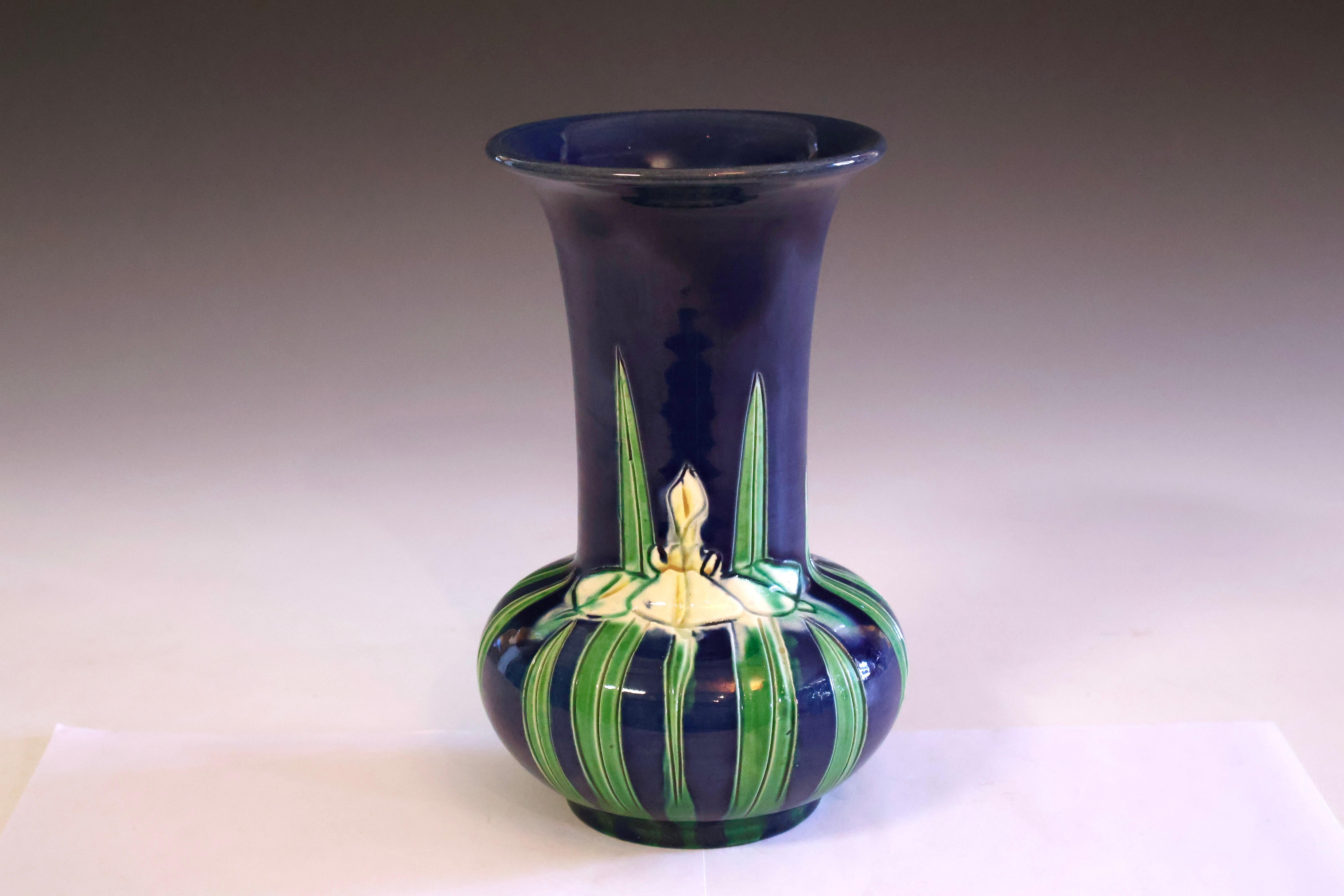 Antico vaso di ceramica Awaji Pottery Arts and Crafts con iris inciso e raro sfondo blu. Circa 1920. Tornito a mano con decorazioni incise a mano. Iris raffigurati sul fronte e sul retro. Nella cultura giapponese, l'iris simboleggia la forza, la