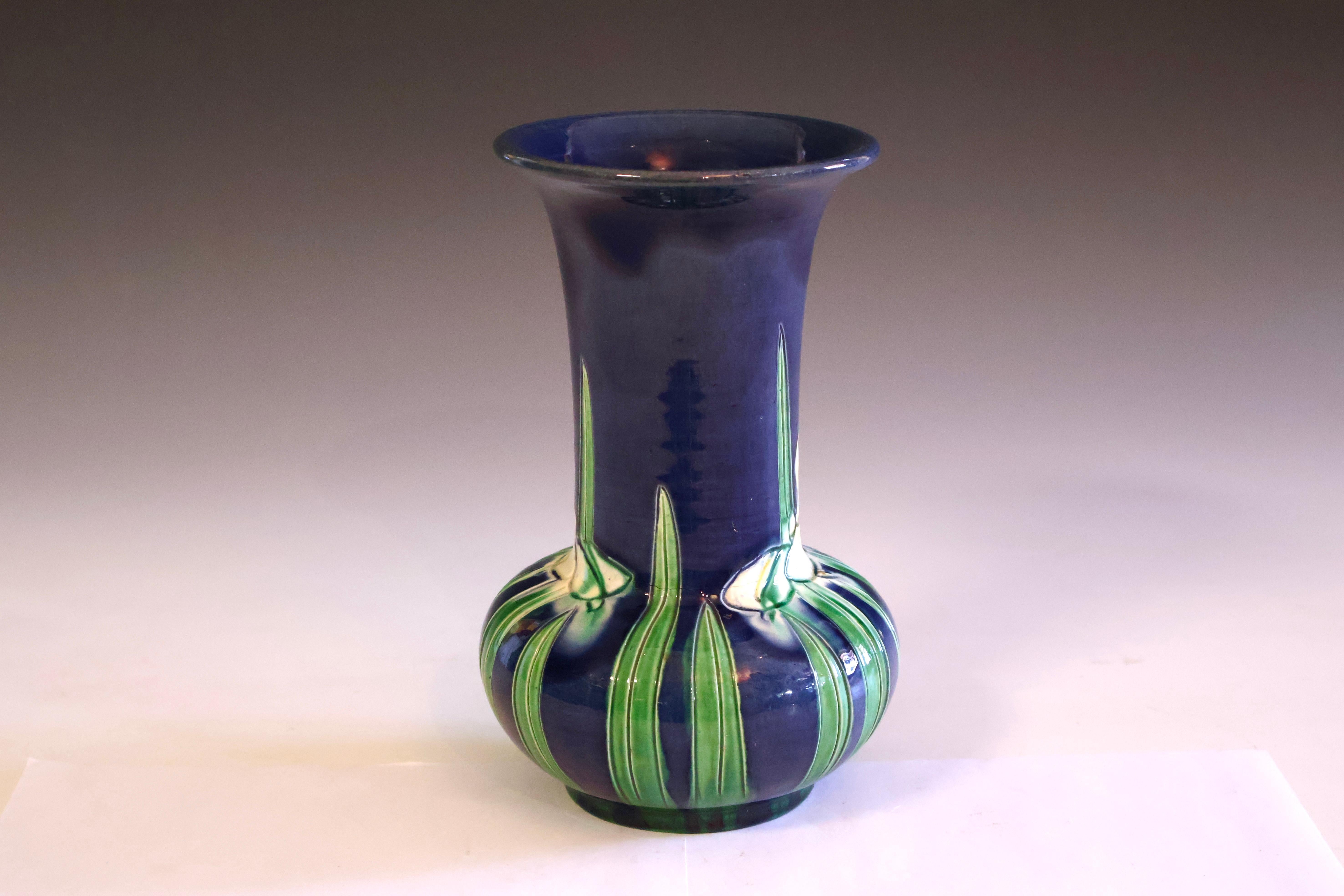 Arts and Crafts Raro vaso di Awaji Pottery con fondo blu, arte antica e artigianato con incisione a forma di iride in vendita