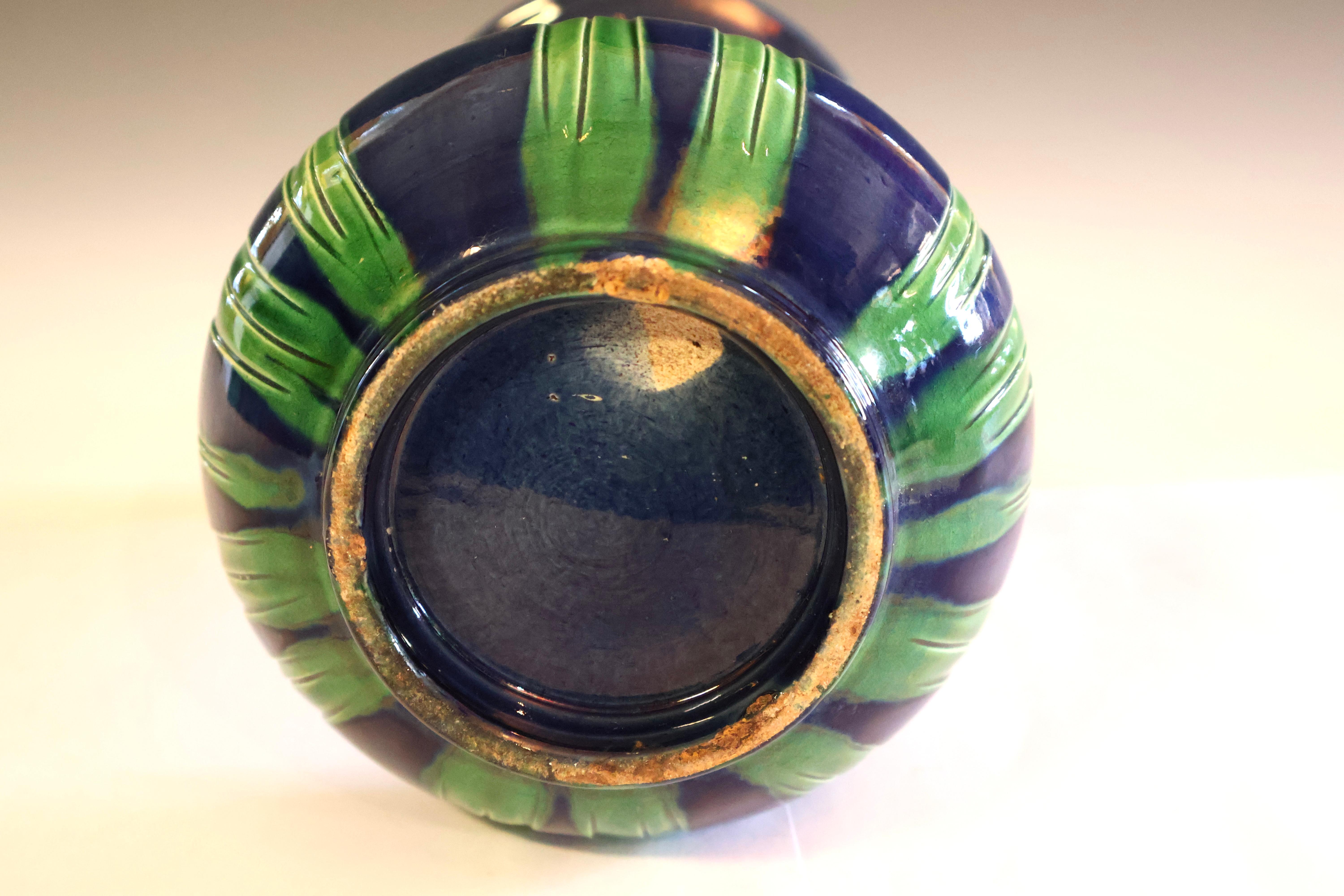 Raro vaso di Awaji Pottery con fondo blu, arte antica e artigianato con incisione a forma di iride In condizioni ottime in vendita a Wilton, CT