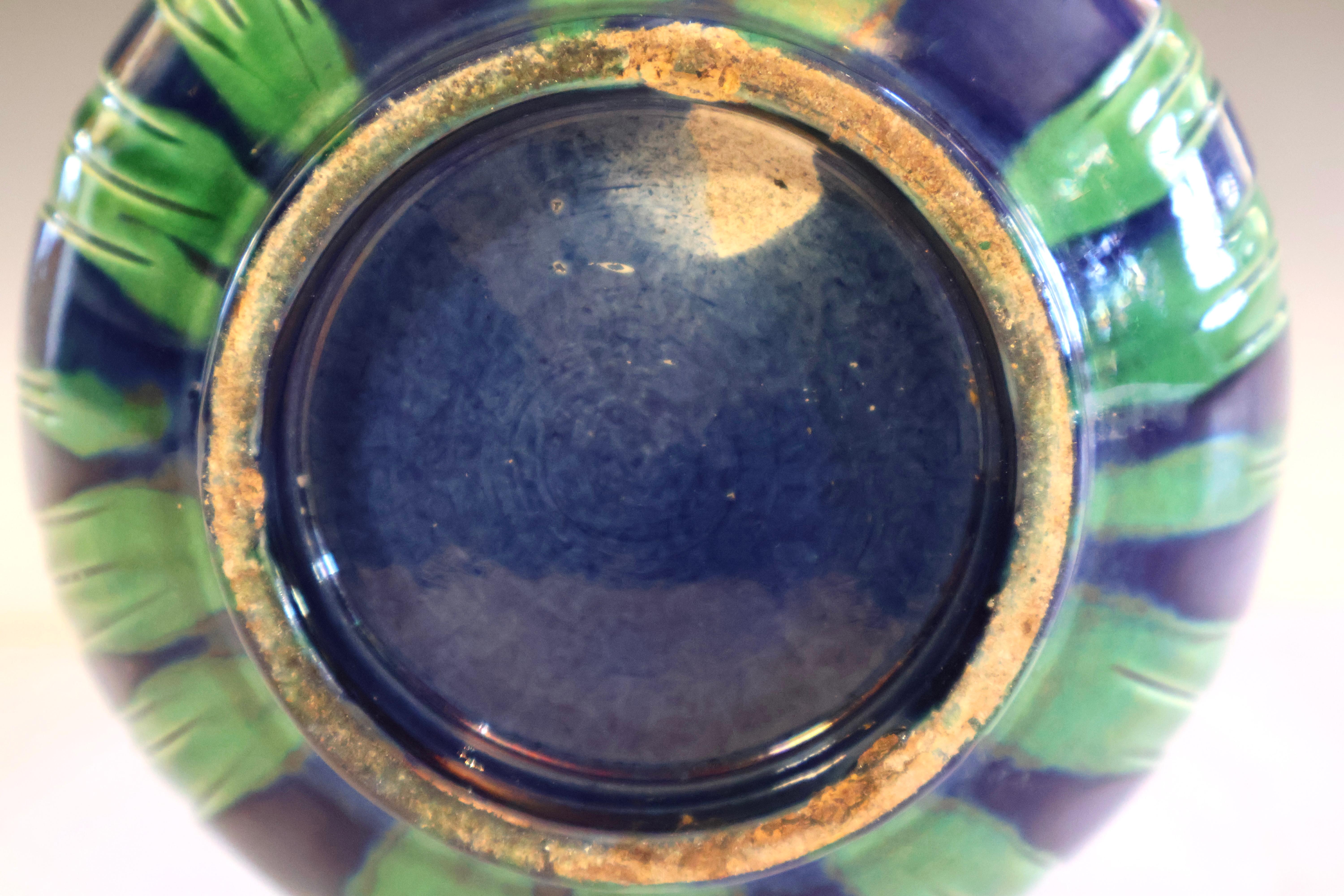 XX secolo Raro vaso di Awaji Pottery con fondo blu, arte antica e artigianato con incisione a forma di iride in vendita