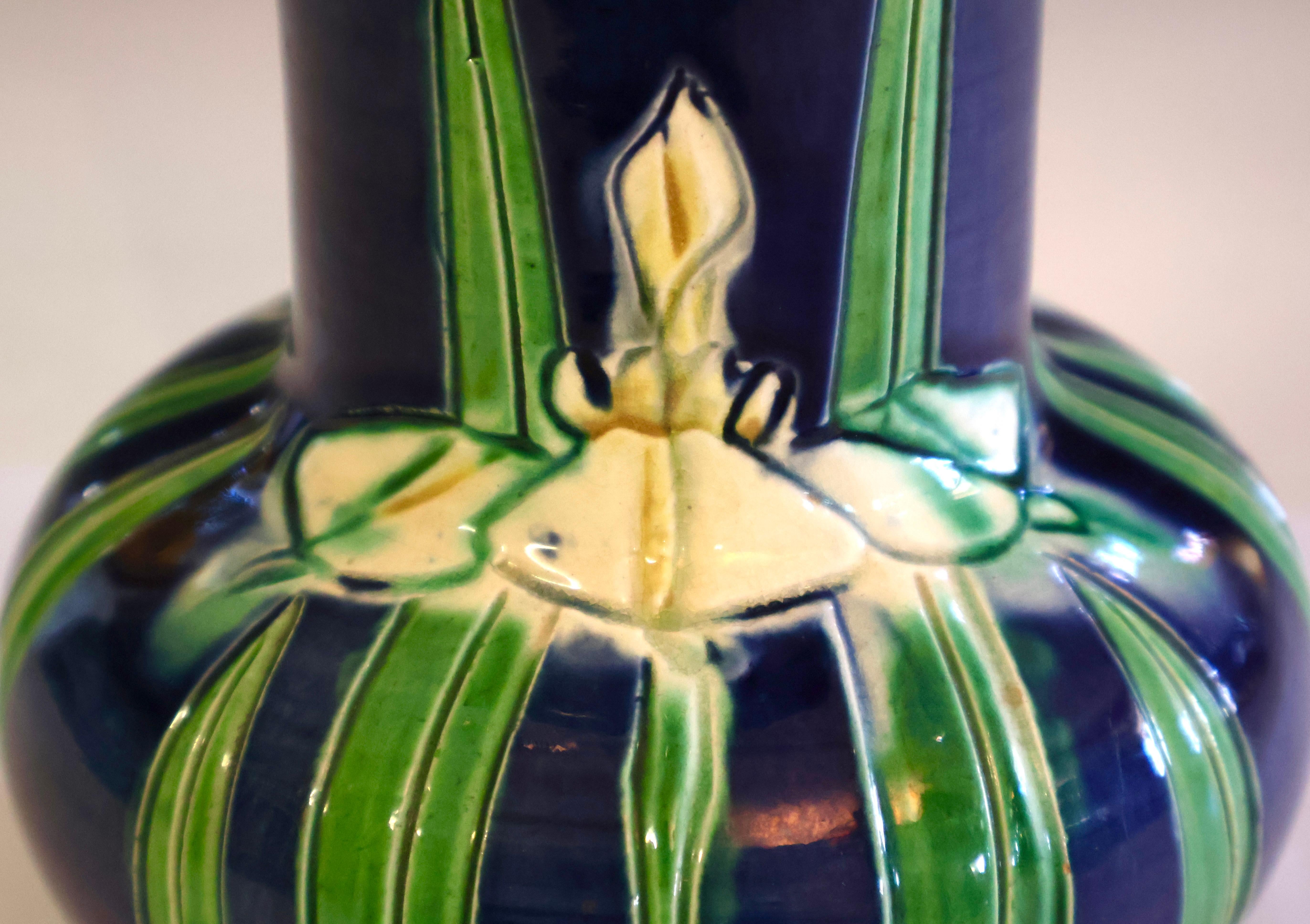 Terracotta Raro vaso di Awaji Pottery con fondo blu, arte antica e artigianato con incisione a forma di iride in vendita