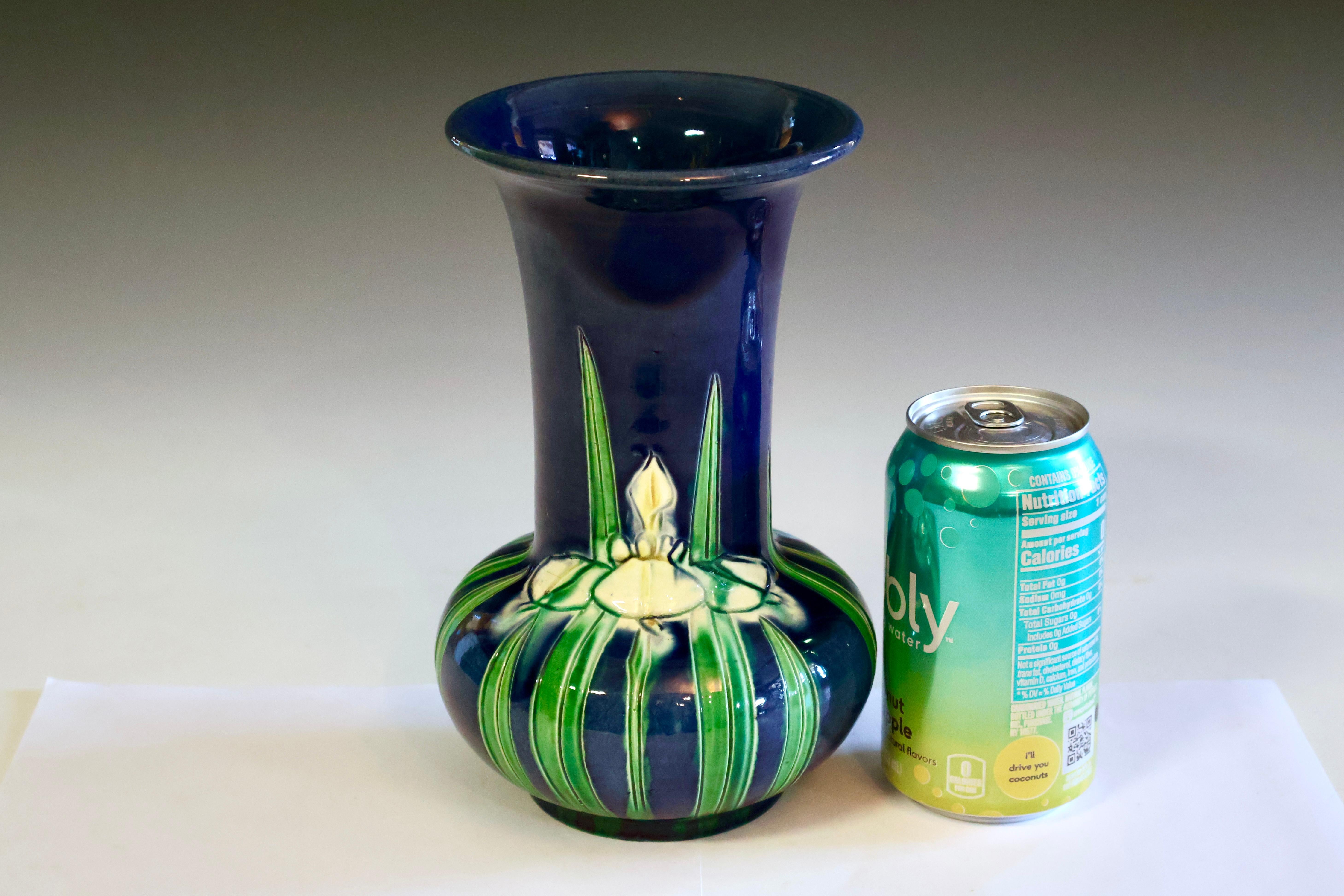 Raro vaso di Awaji Pottery con fondo blu, arte antica e artigianato con incisione a forma di iride in vendita 1