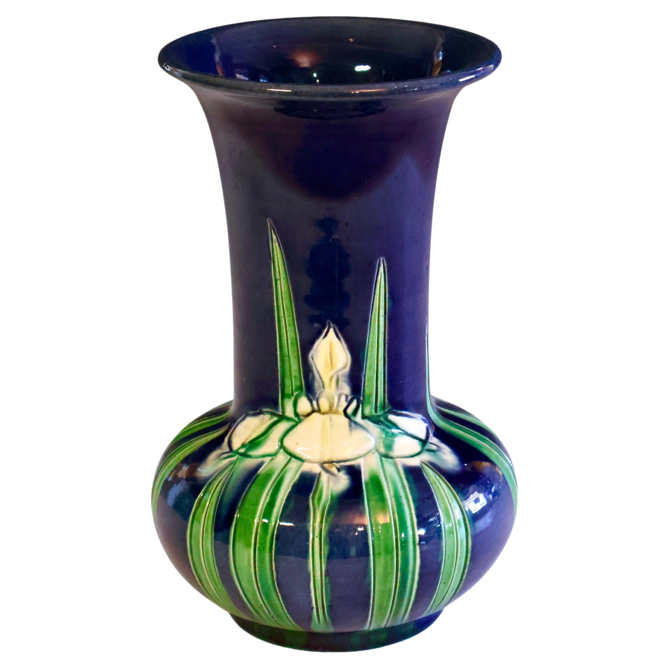 Raro vaso di Awaji Pottery con fondo blu, arte antica e artigianato con incisione a forma di iride in vendita