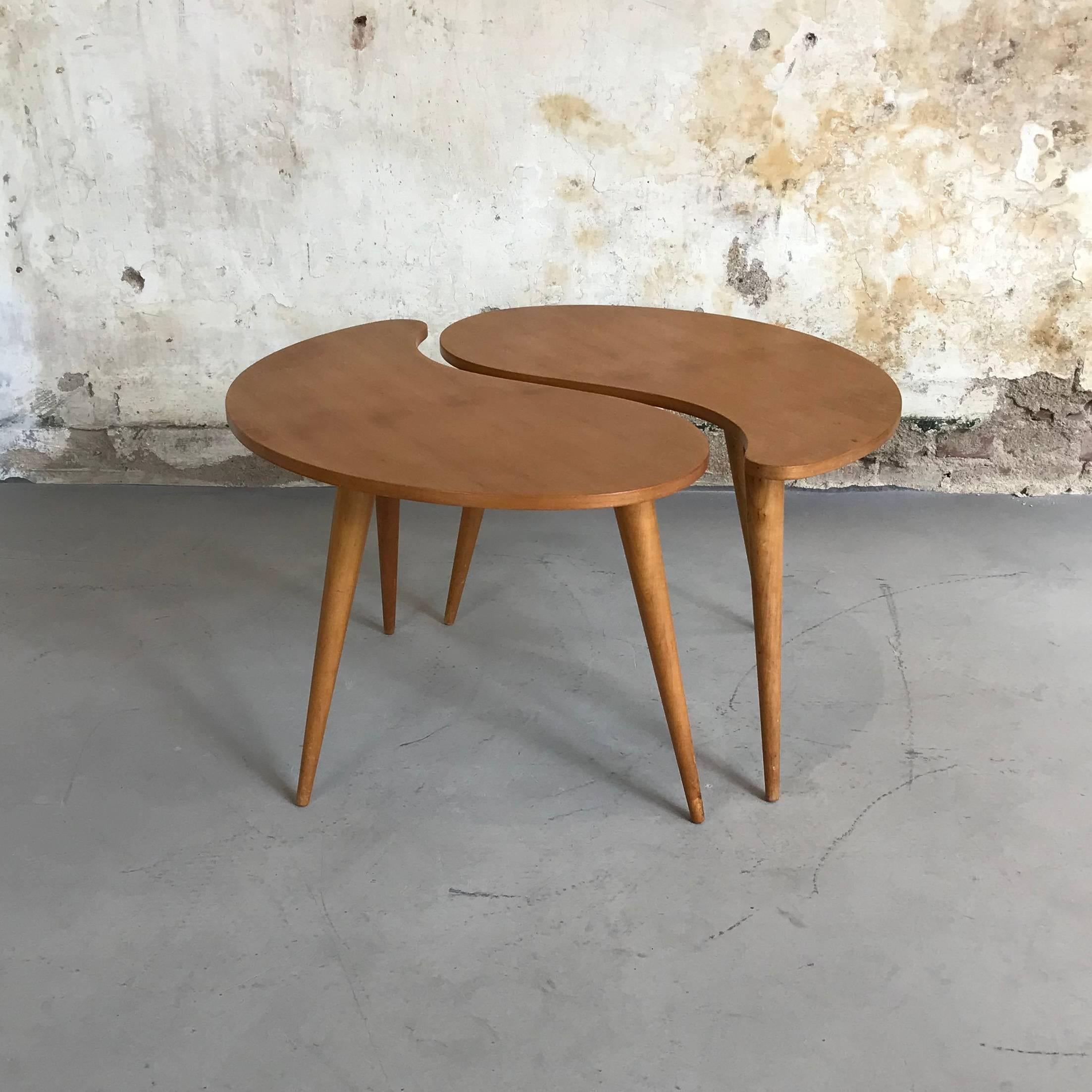 Great kidney-shaped beech veneer coffee table set, produced in the Netherlands in the 1950s by Gelderland NV Culemborg.
With slim removable legs.
Tiny chip on the edge (see last pic), no blisters in veneer.

    