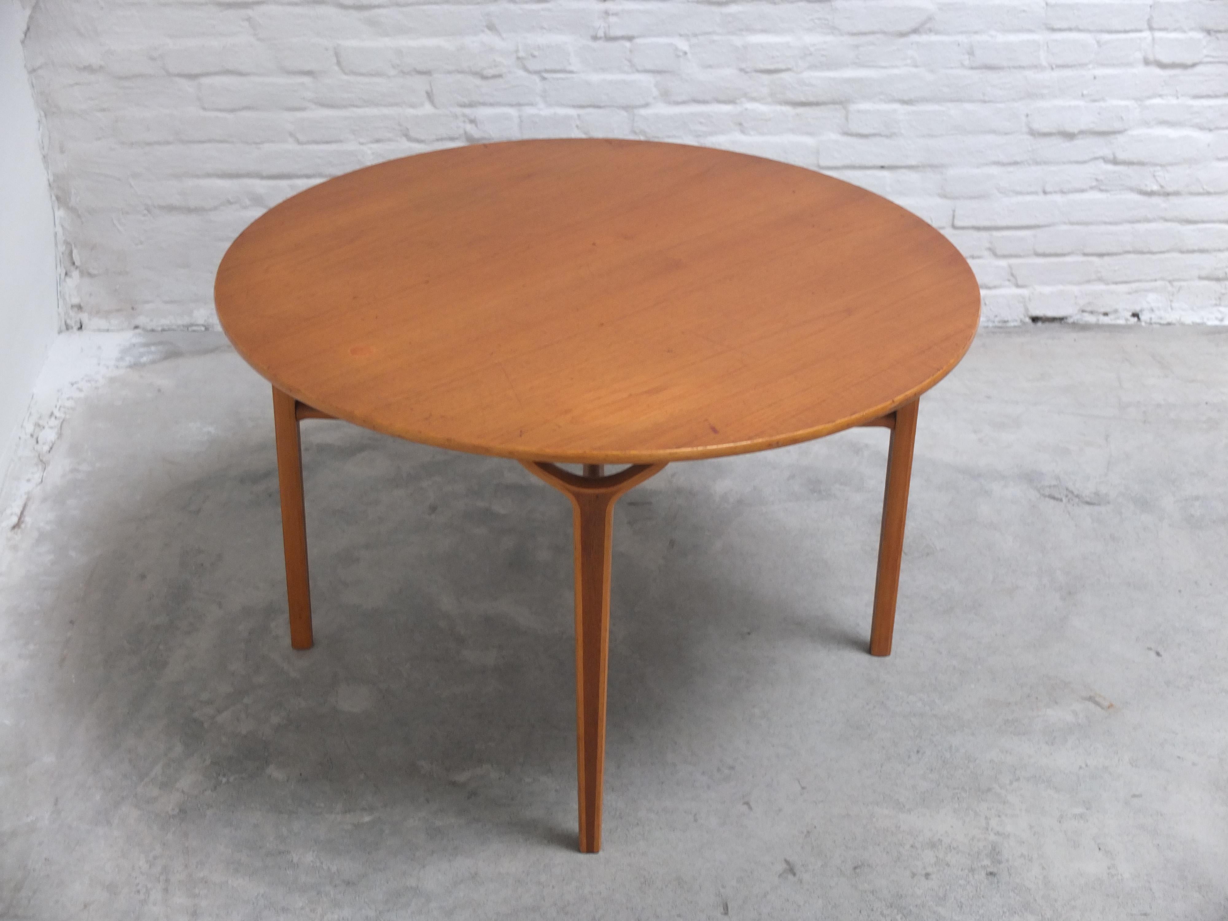 Rare 'AX' Coffee Table by Peter Hvidt & Orla Mølgaard for Fritz Hansen, 1951 For Sale 3