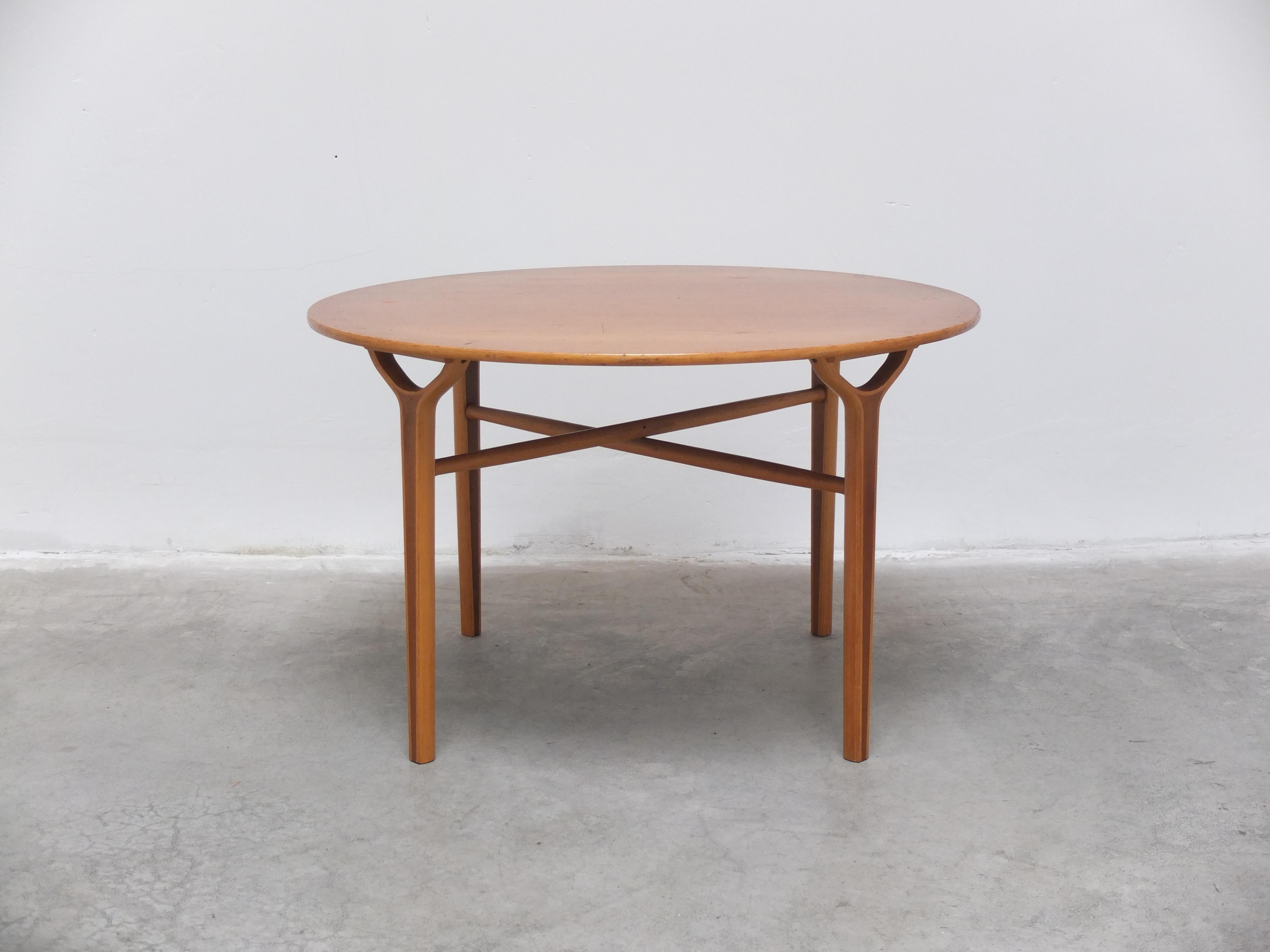 Beautiful round ‘Ax’ coffee table designed by Peter Hvidt & Orla Mølgaard-Nielsen in 1951. Made of teak wood and highly decorative thanks to the connected legs structure. Produced by Fritz Hansen in 1965 (labeled). In very good original condition