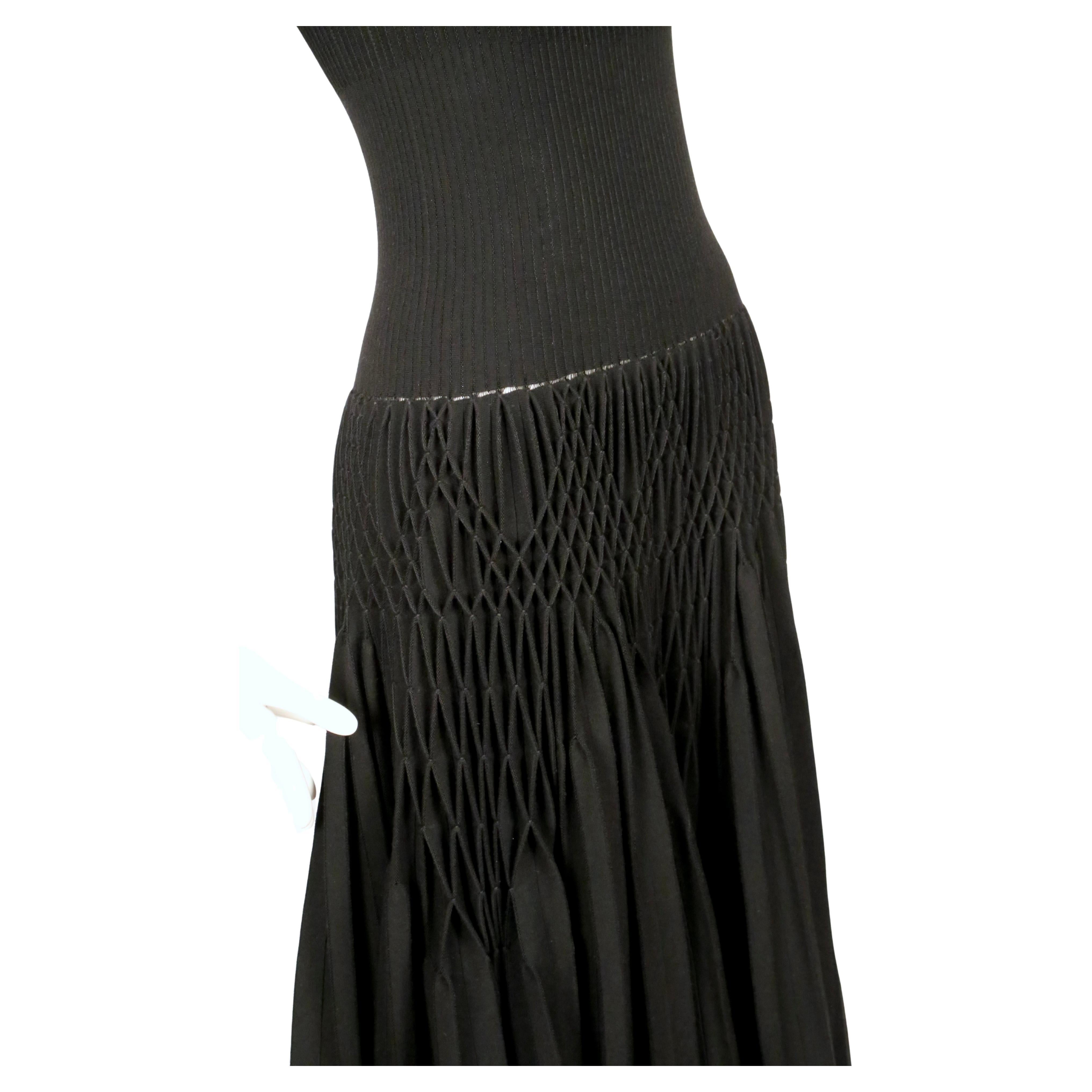 raro AZZEDINE ALAIA abito nero 'Plissé Abeille' plissettato a mano in vendita 6