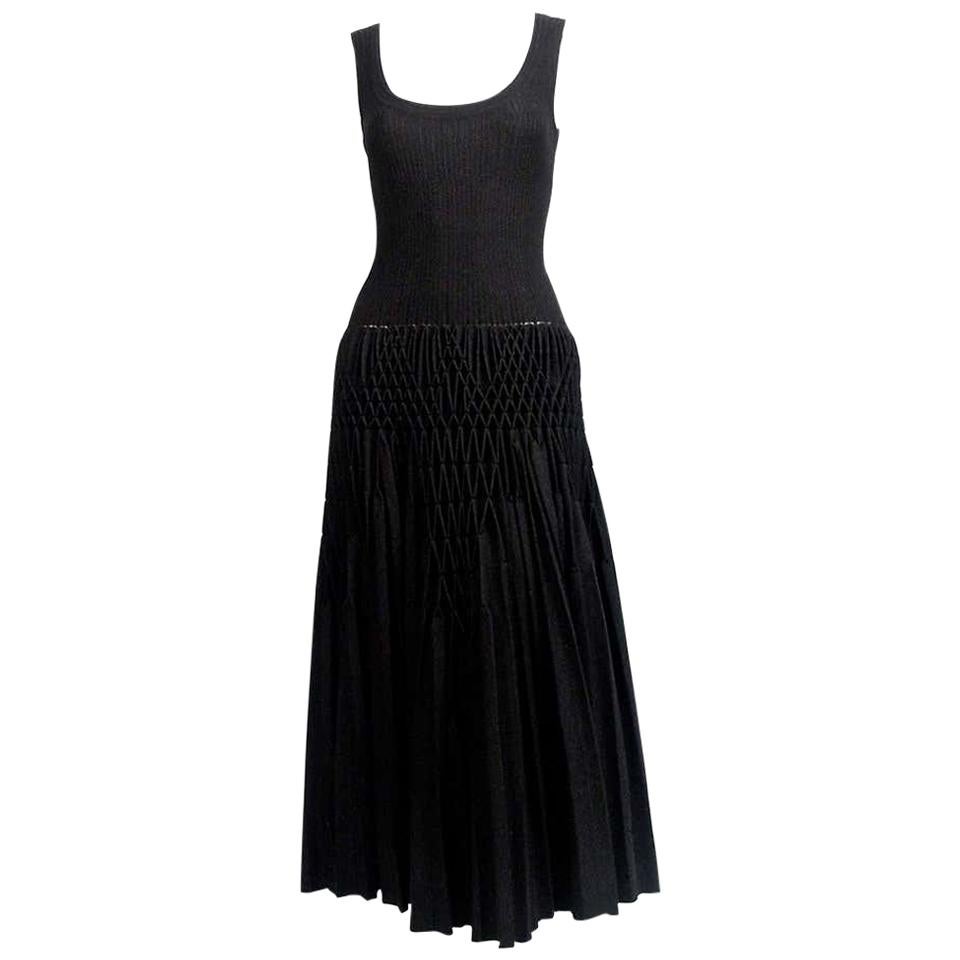 Stupendo abito 'Plissé Abeille' di Azzedine Alaia in maglia nera, risalente al 2013 e visto in passerella. Il vestito è etichettato come una taglia 40 francese e si adatta meglio a una 4 o 6 statunitense. L'abito non è stato fissato sul manichino.