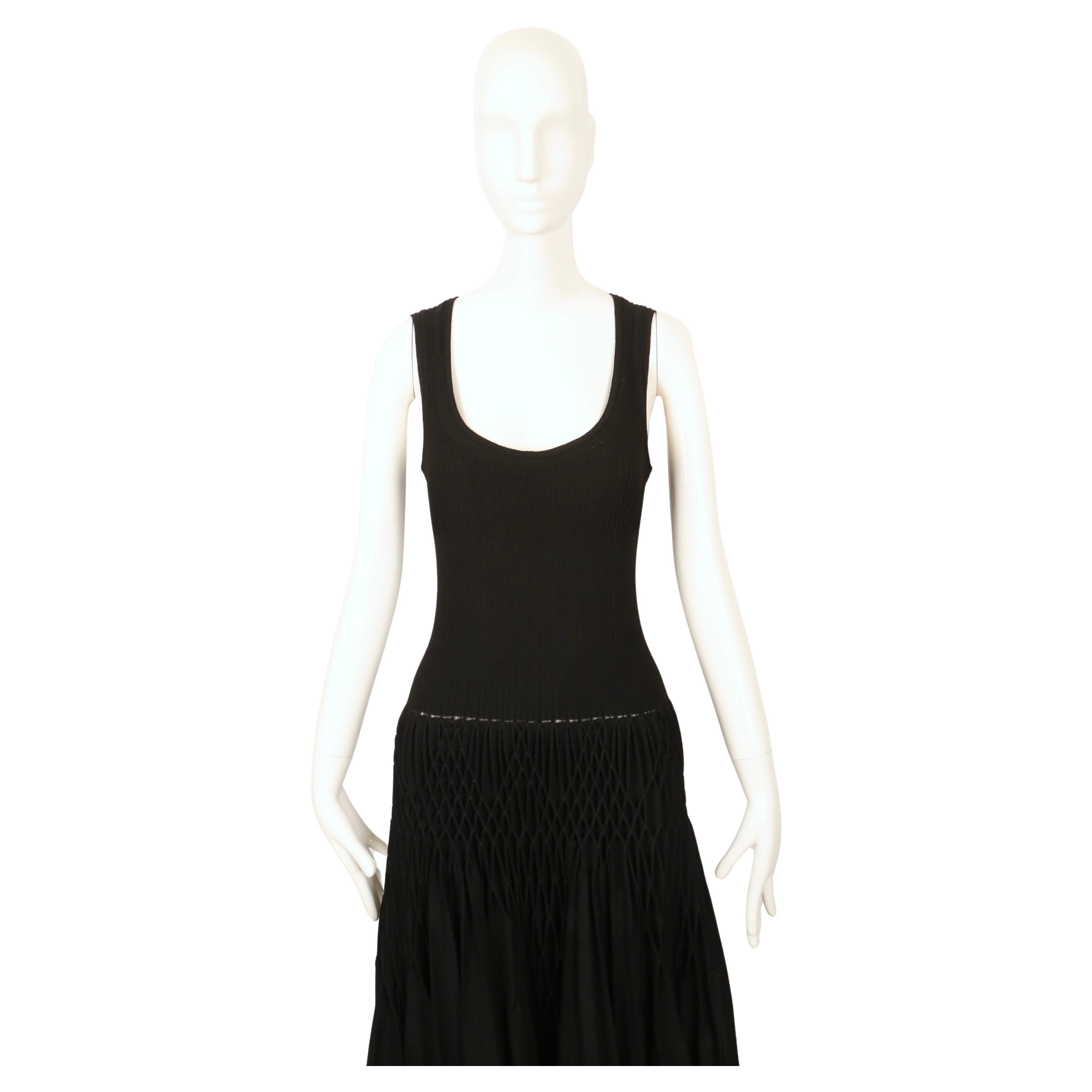 da uomo o donna raro AZZEDINE ALAIA abito nero 'Plissé Abeille' plissettato a mano in vendita