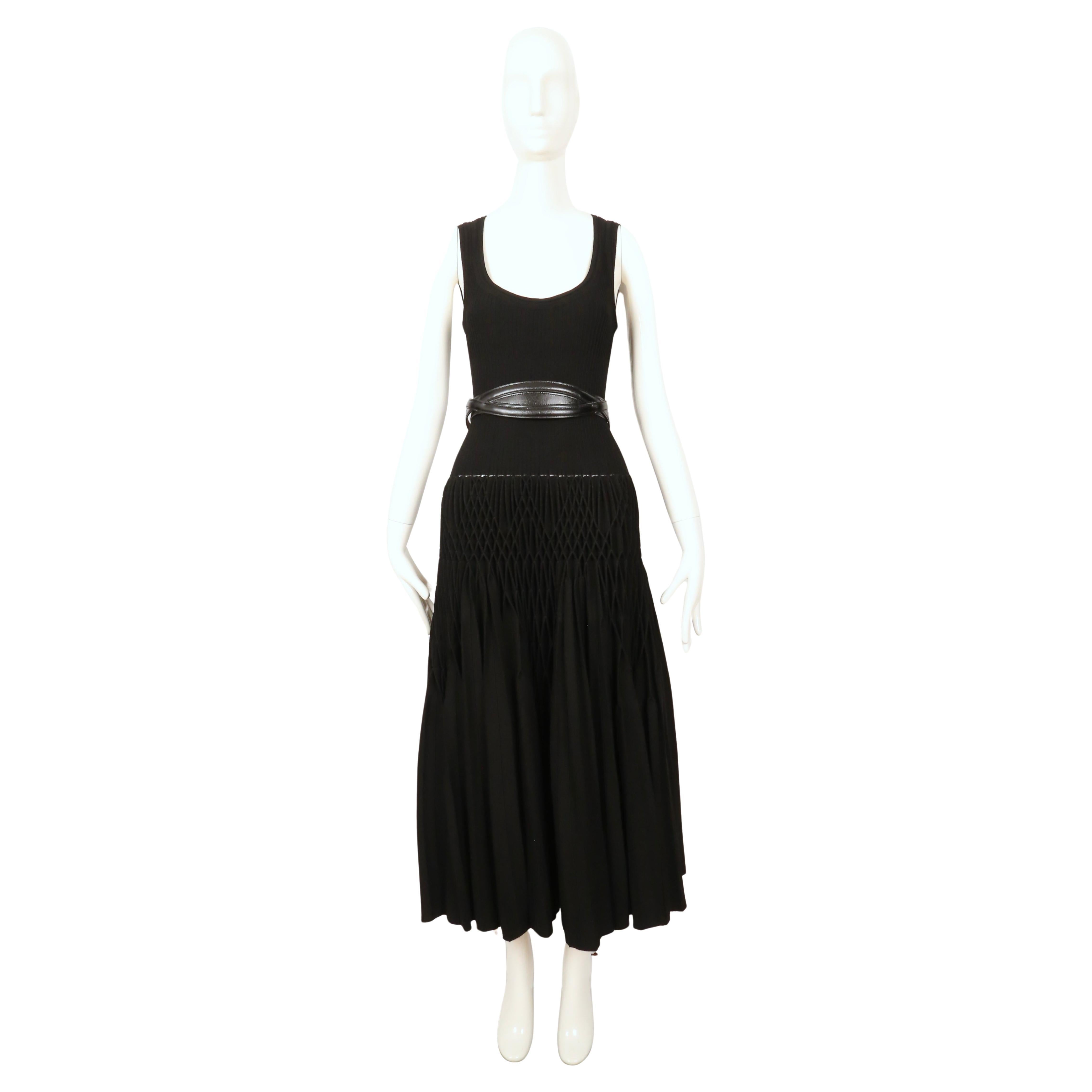 rare AZZEDINE ALAIA noir 'Plissé Abeille' robe plissée à la main