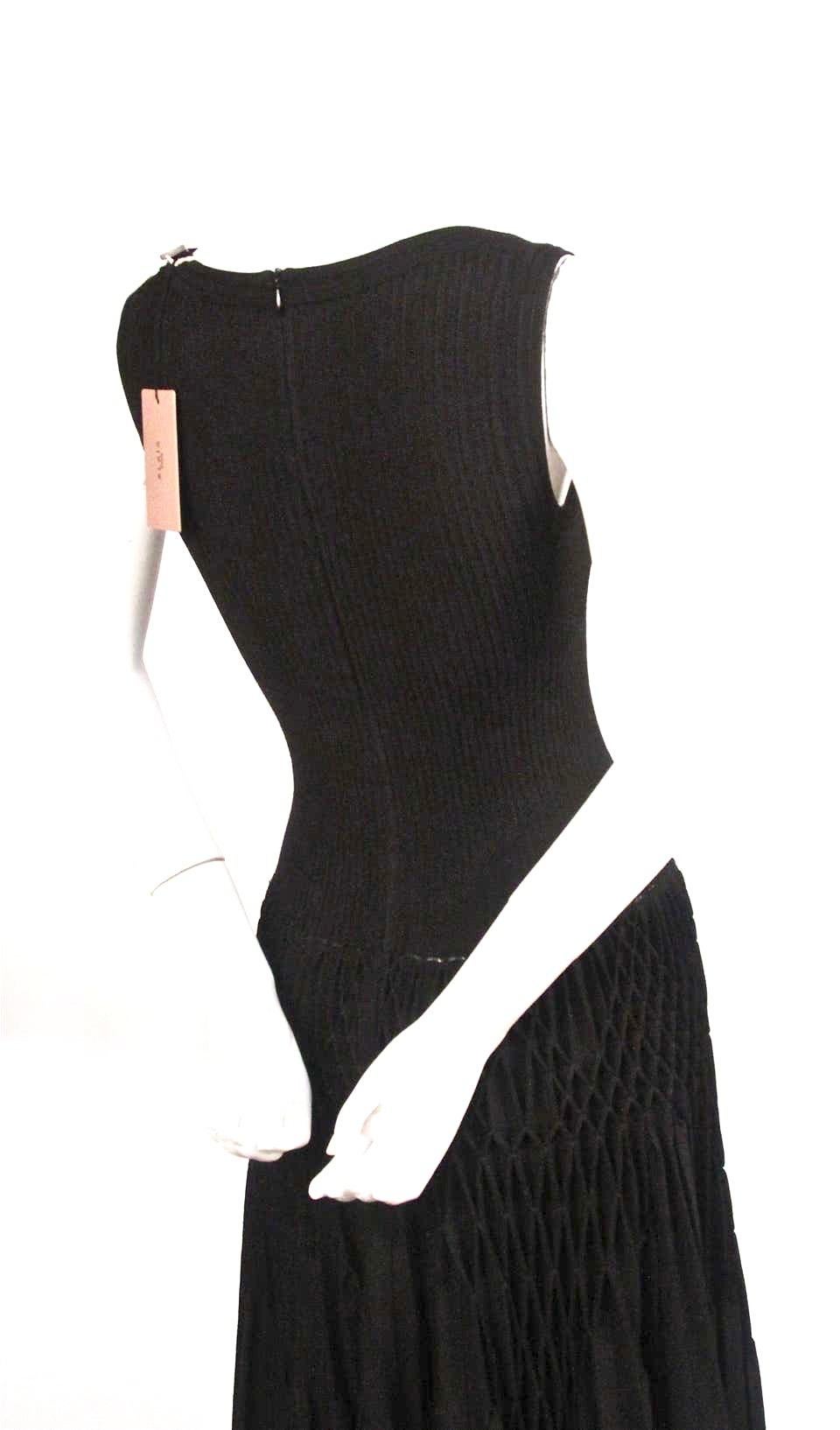 Seltenes seltenes AZZEDINE ALAIA schwarzes 'Pliss Abeille' Kleid mit Handfalten - ungetragen (Schwarz) im Angebot