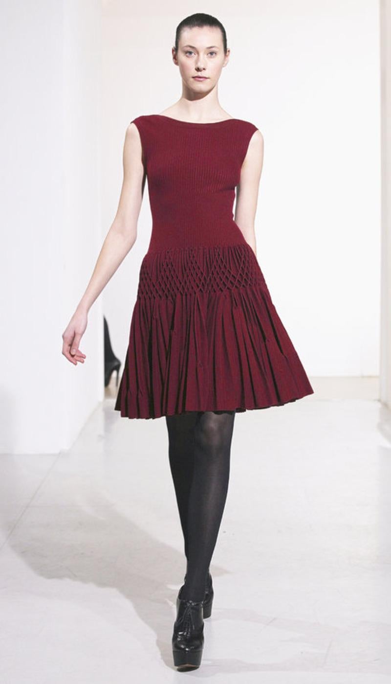 raro AZZEDINE ALAIA vestido negro plisado a mano 