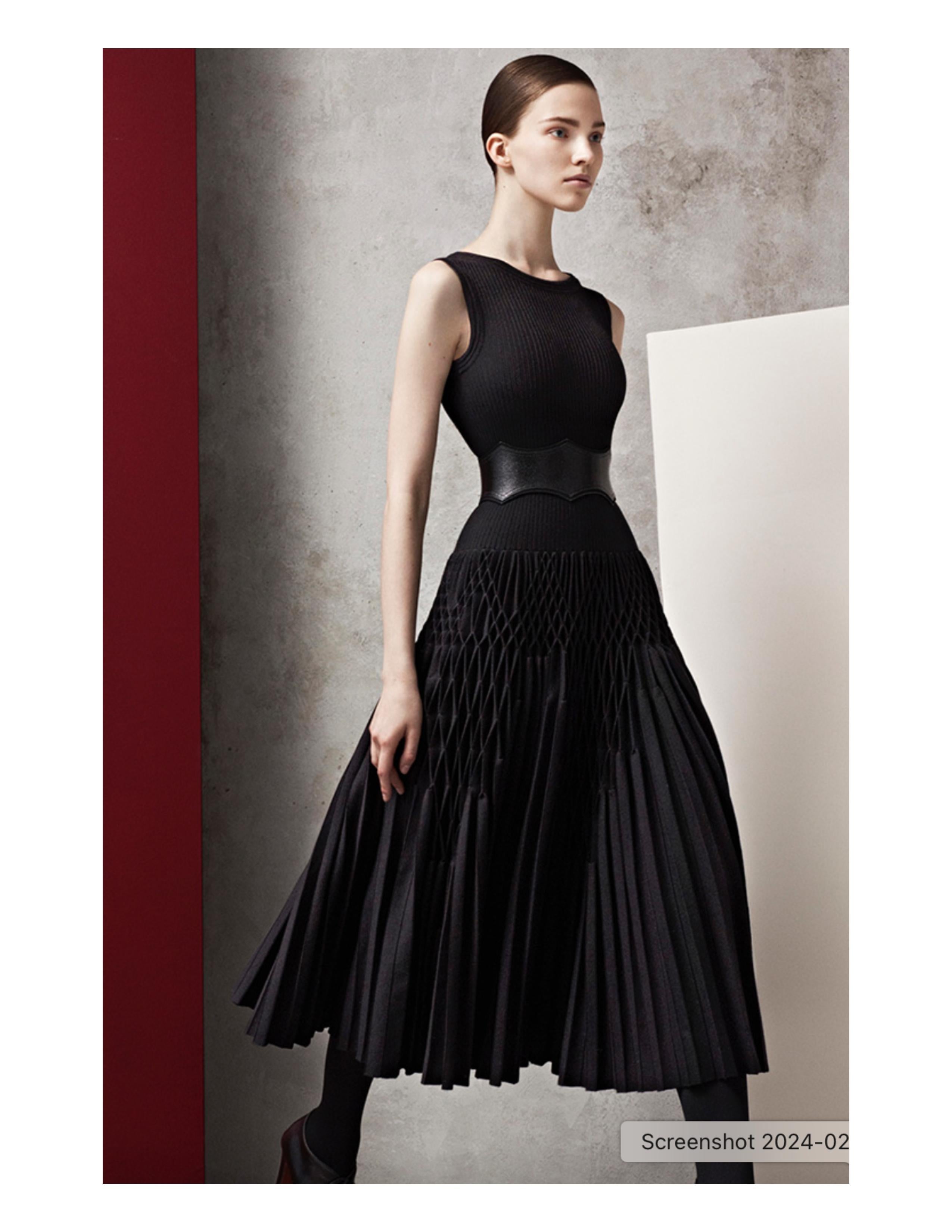 raro AZZEDINE ALAIA vestido negro plisado a mano 