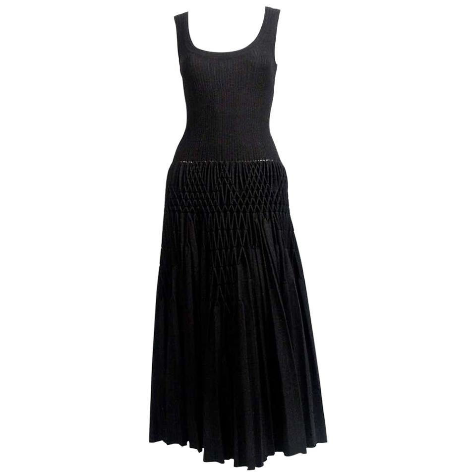 Seltenes seltenes AZZEDINE ALAIA schwarzes 'Pliss Abeille' Kleid mit Handfalten - ungetragen im Angebot
