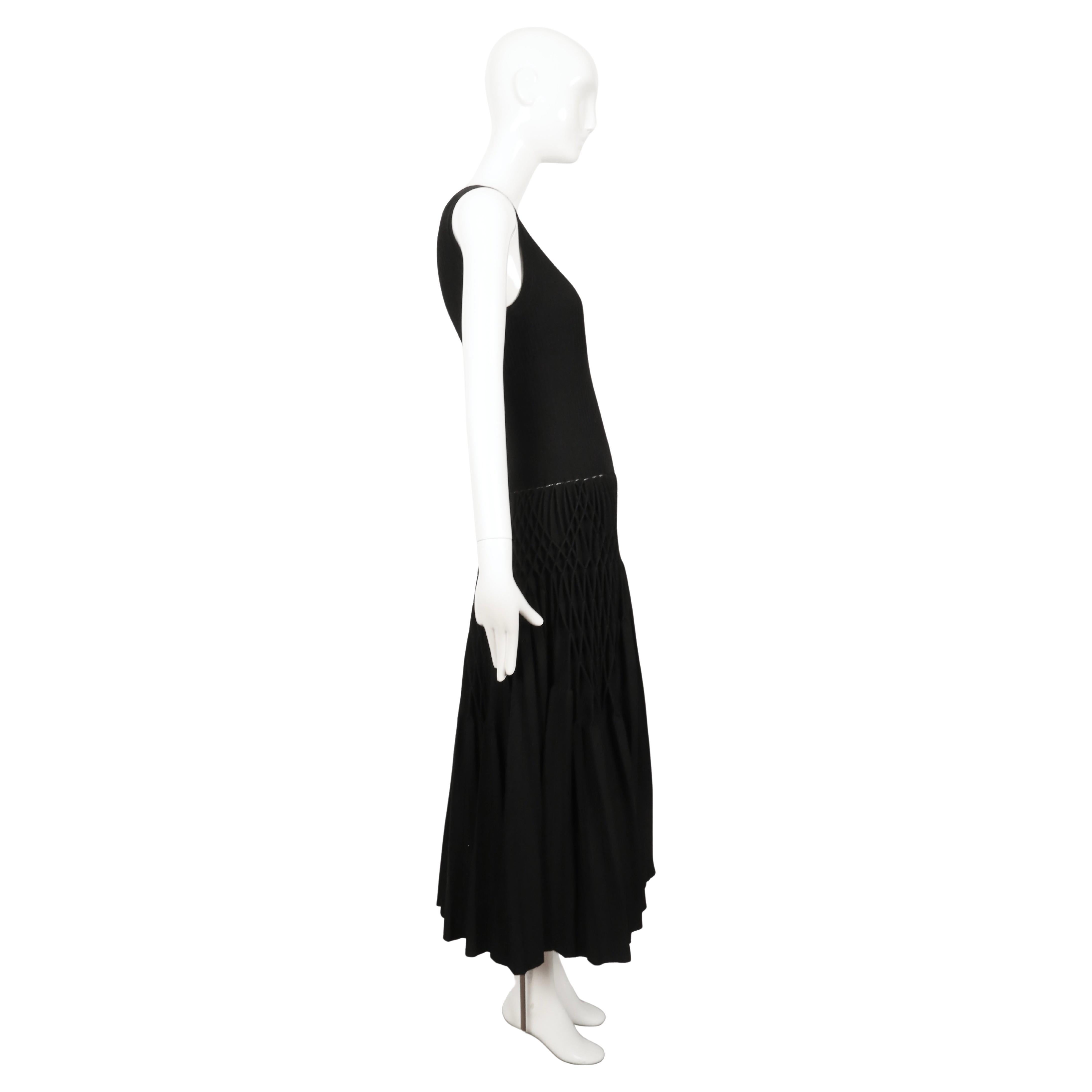 rare AZZEDINE ALAIA noir 'Plissé Abeille' robe plissée à la main RUNWAY en vente 5