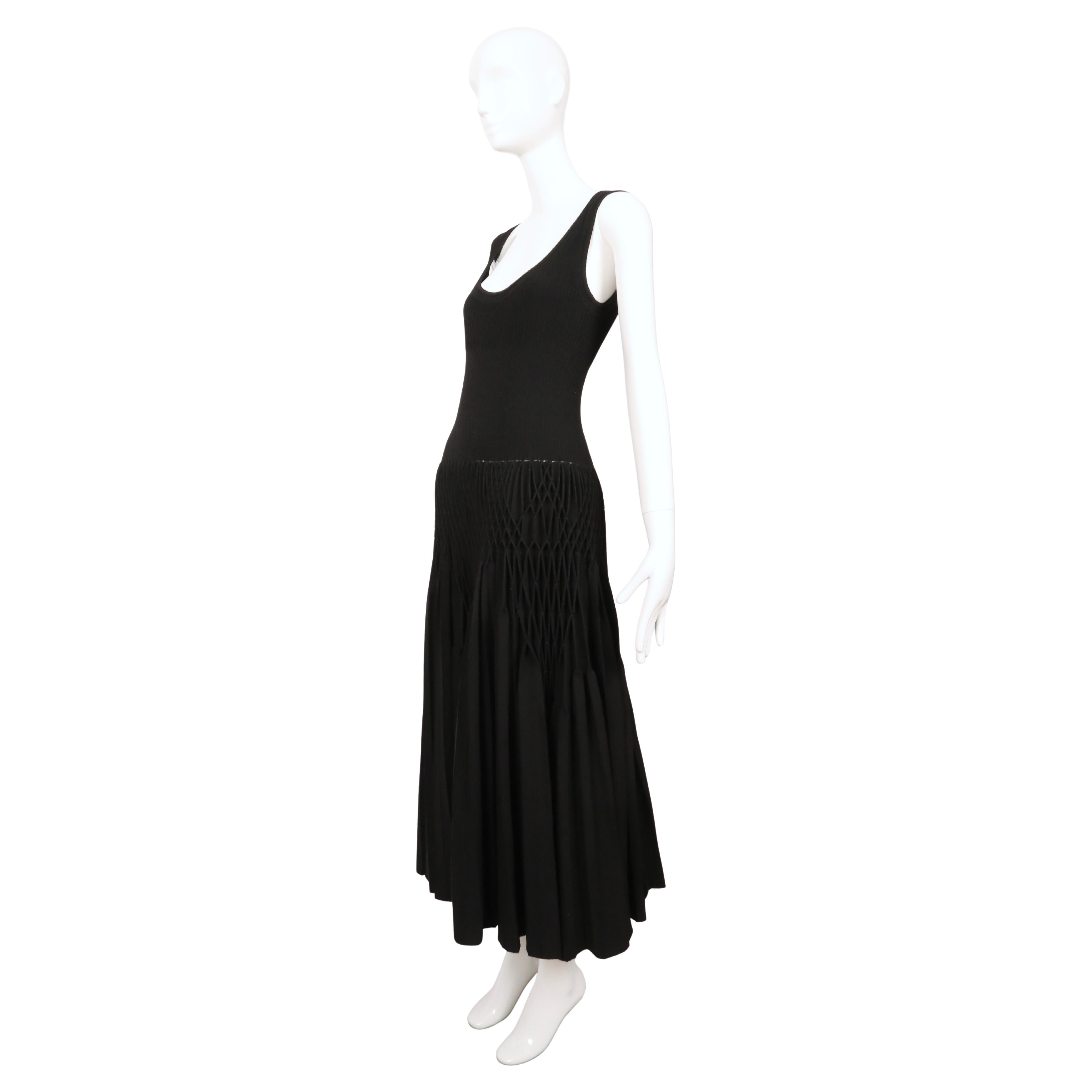 rare AZZEDINE ALAIA noir 'Plissé Abeille' robe plissée à la main RUNWAY en vente 6