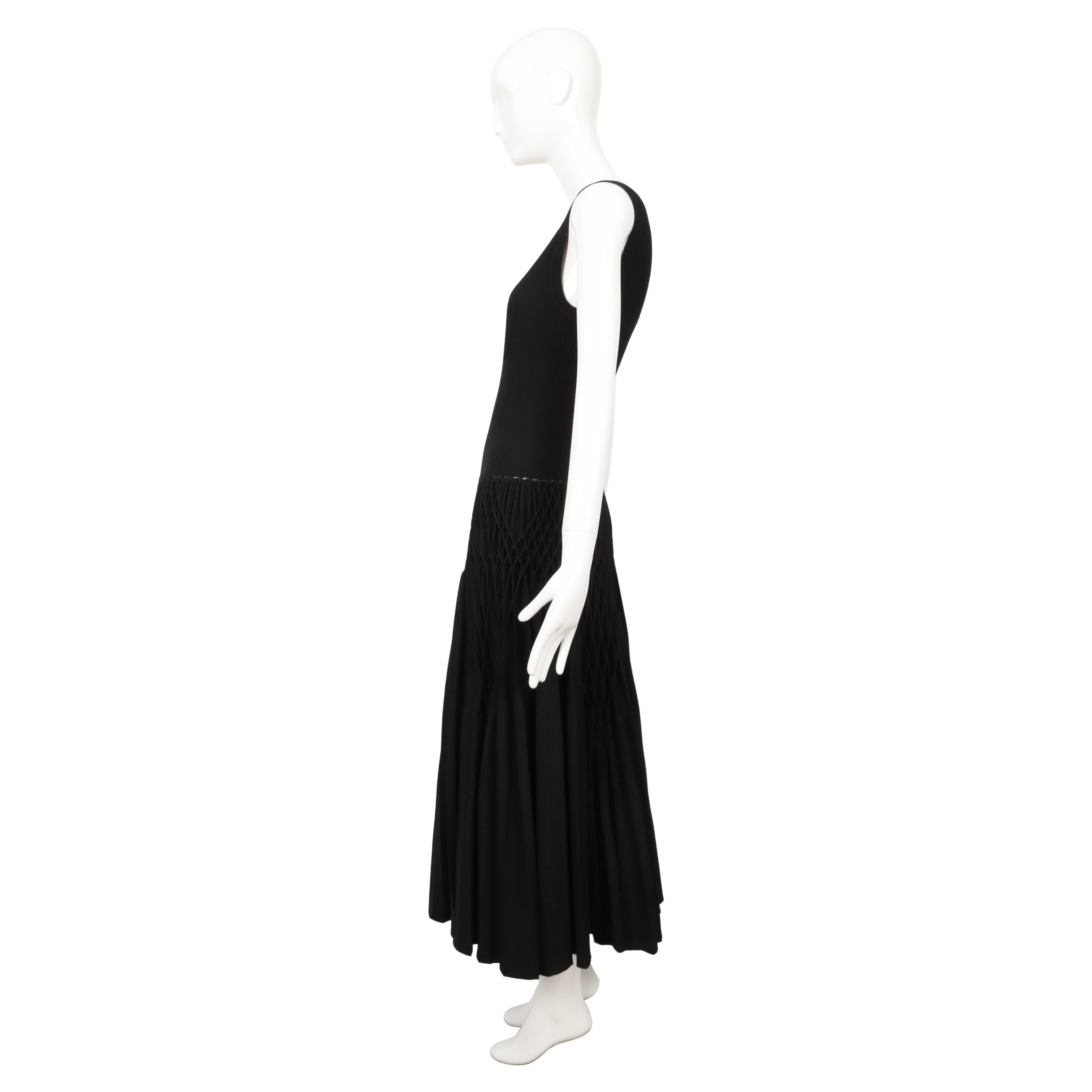 rare AZZEDINE ALAIA noir 'Plissé Abeille' robe plissée à la main RUNWAY en vente 7