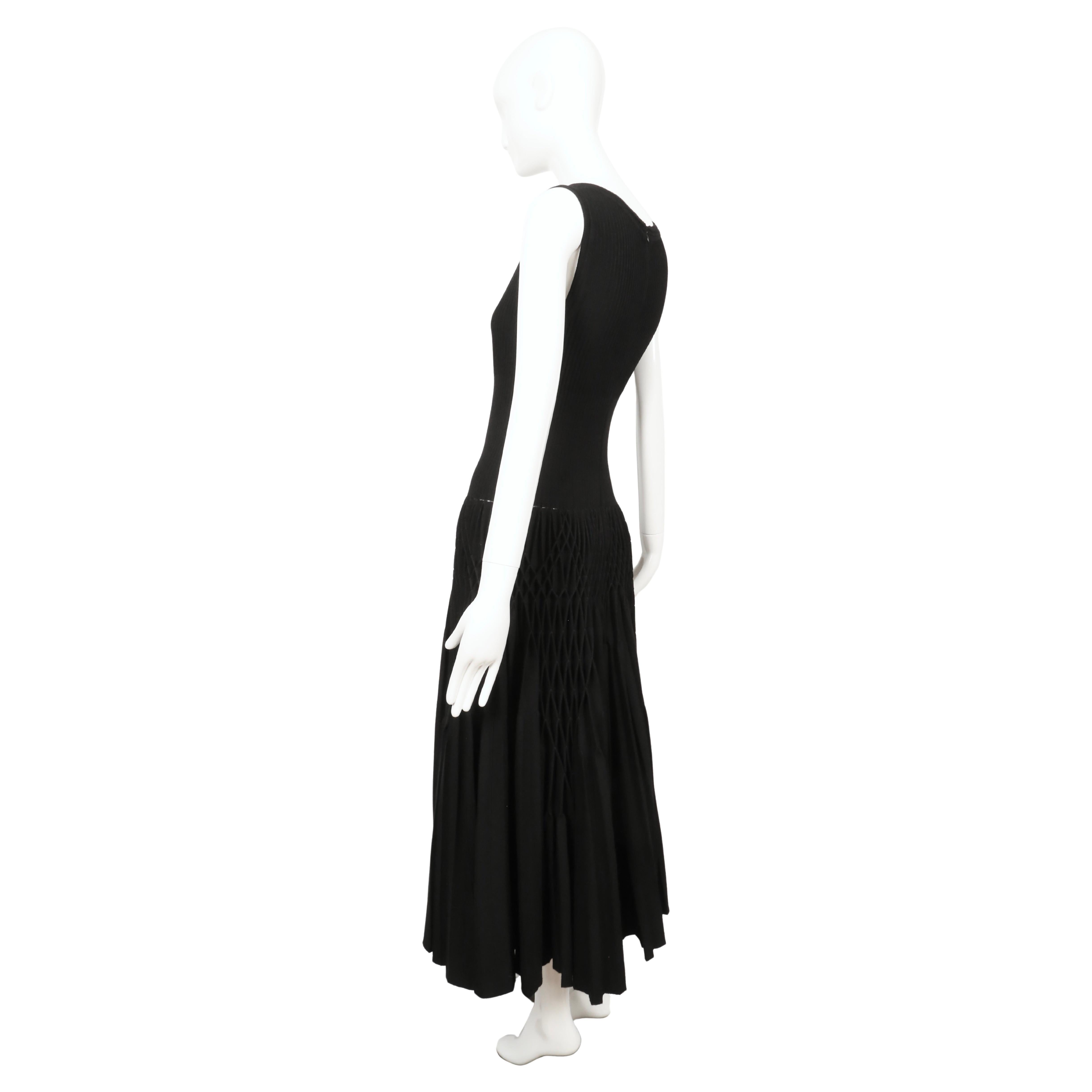 rare AZZEDINE ALAIA noir 'Plissé Abeille' robe plissée à la main RUNWAY en vente 8