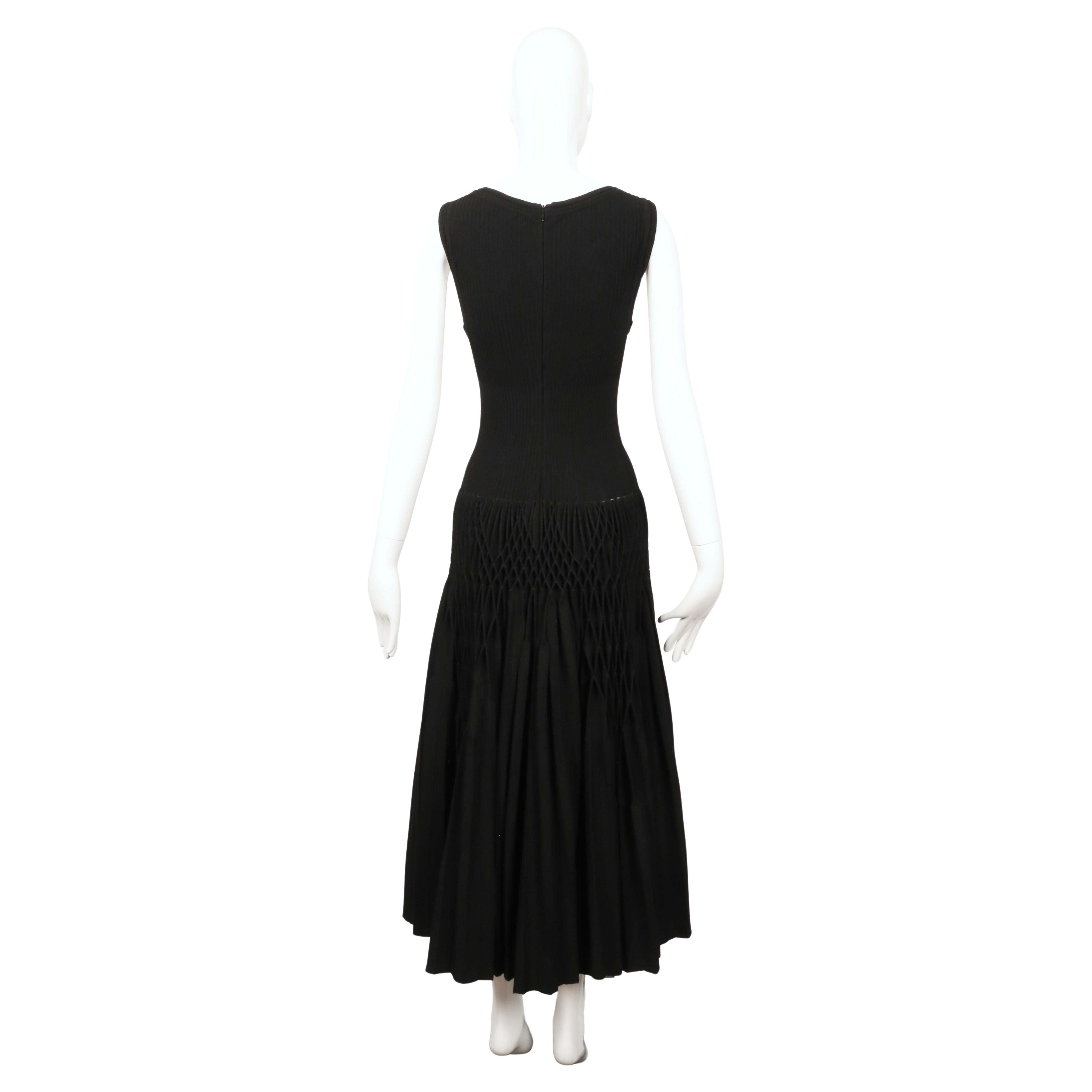 rare AZZEDINE ALAIA noir 'Plissé Abeille' robe plissée à la main RUNWAY en vente 9