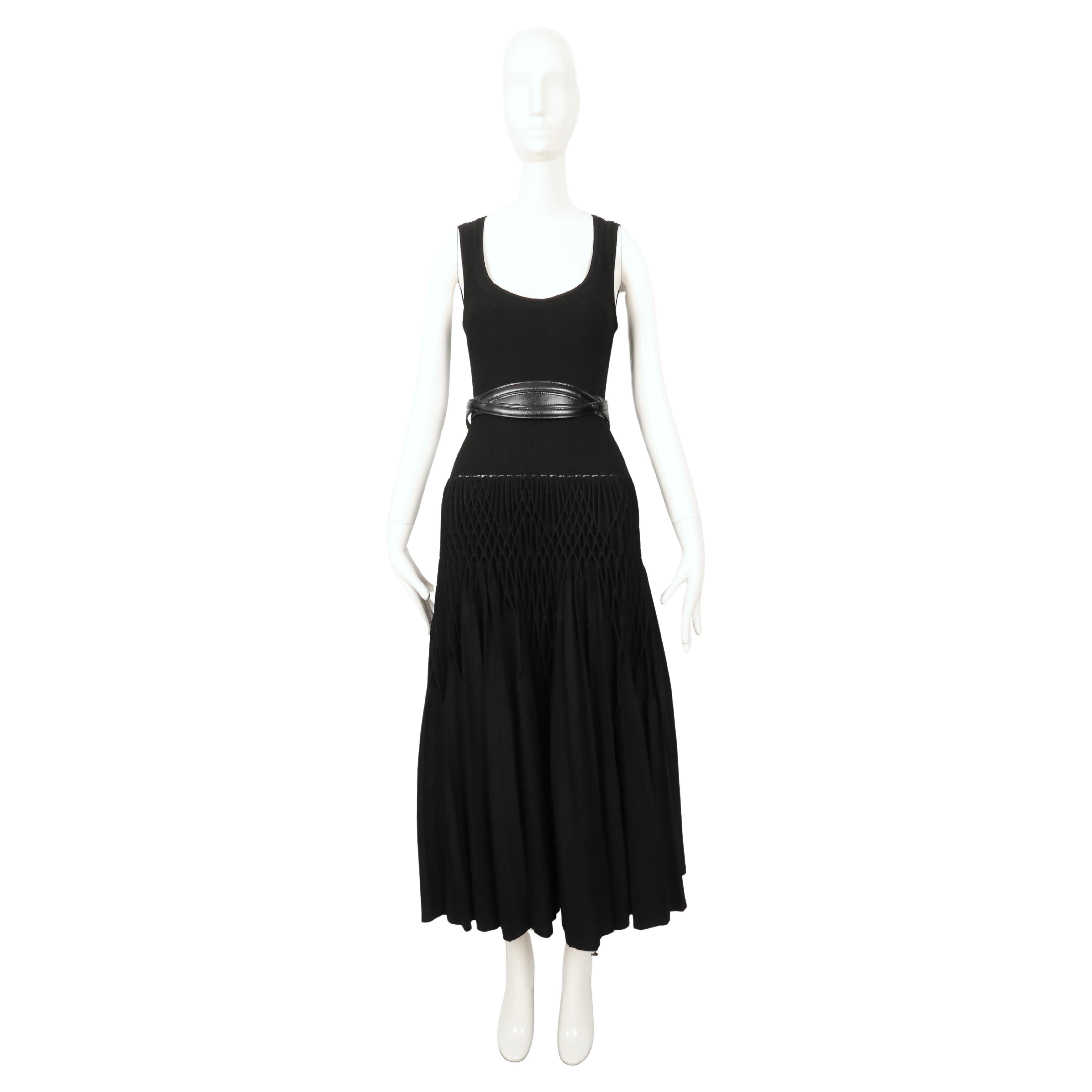 Noir rare AZZEDINE ALAIA noir 'Plissé Abeille' robe plissée à la main RUNWAY en vente