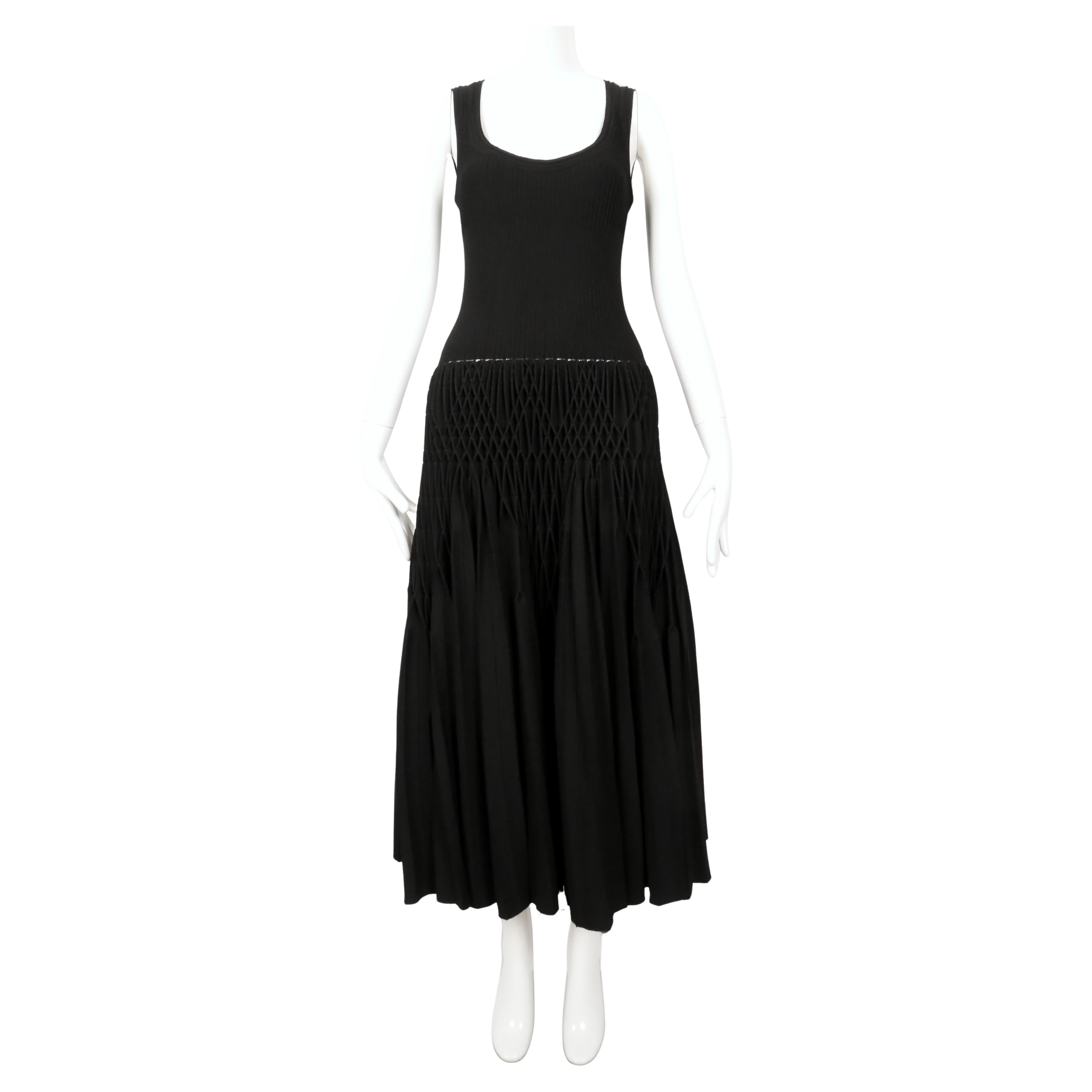 rare AZZEDINE ALAIA noir 'Plissé Abeille' robe plissée à la main RUNWAY Bon état - En vente à San Fransisco, CA