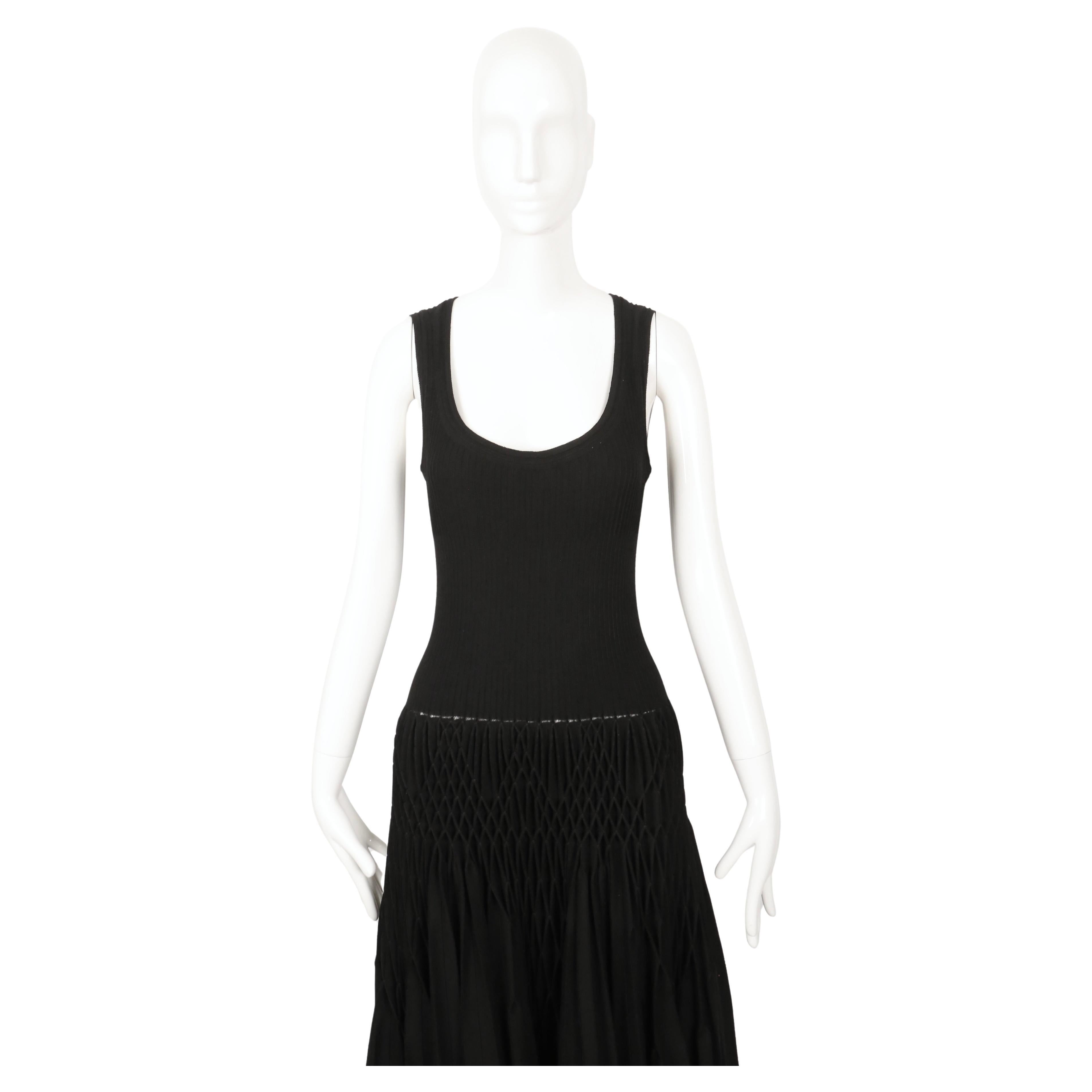 rare AZZEDINE ALAIA noir 'Plissé Abeille' robe plissée à la main RUNWAY en vente 1