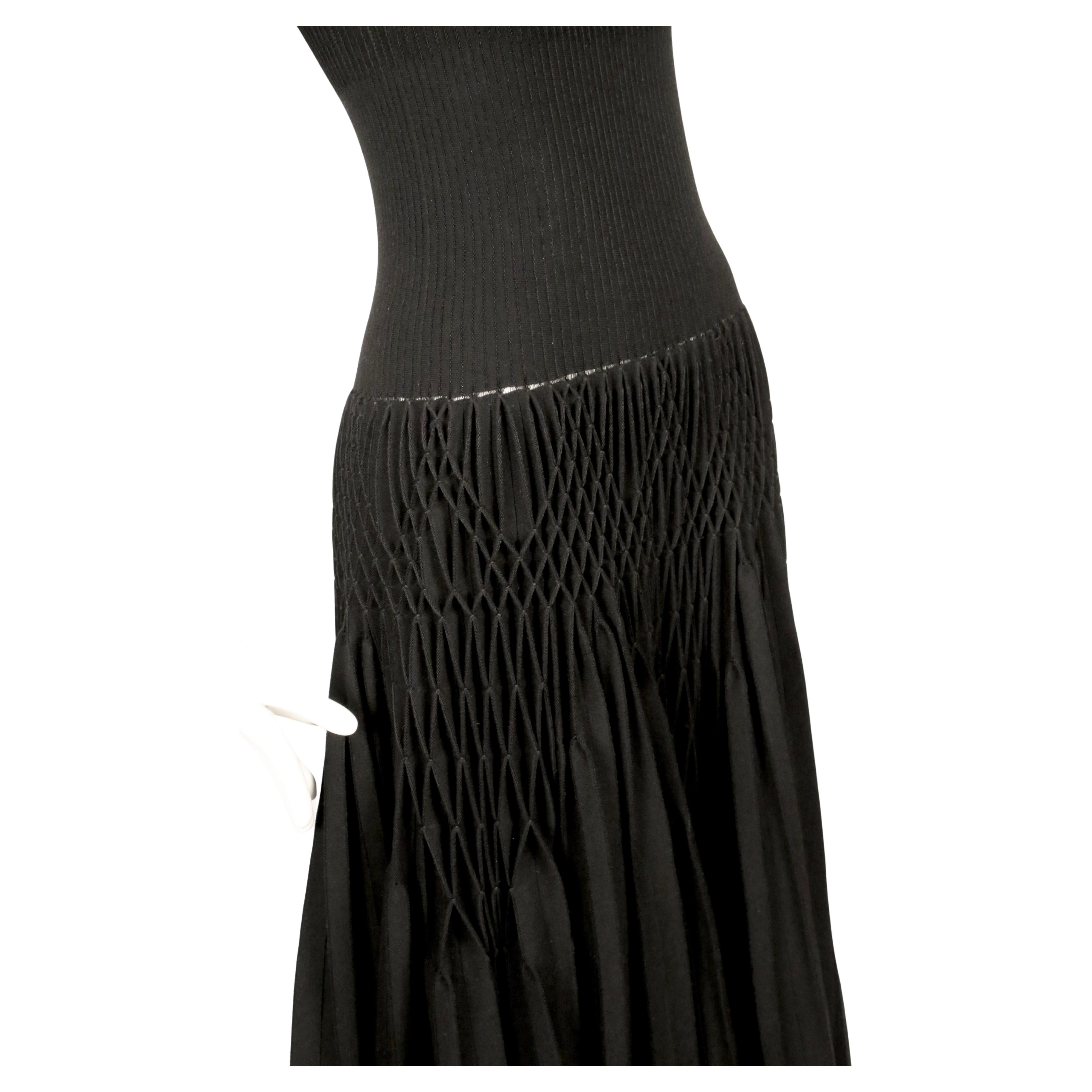 rare AZZEDINE ALAIA noir 'Plissé Abeille' robe plissée à la main RUNWAY en vente 3