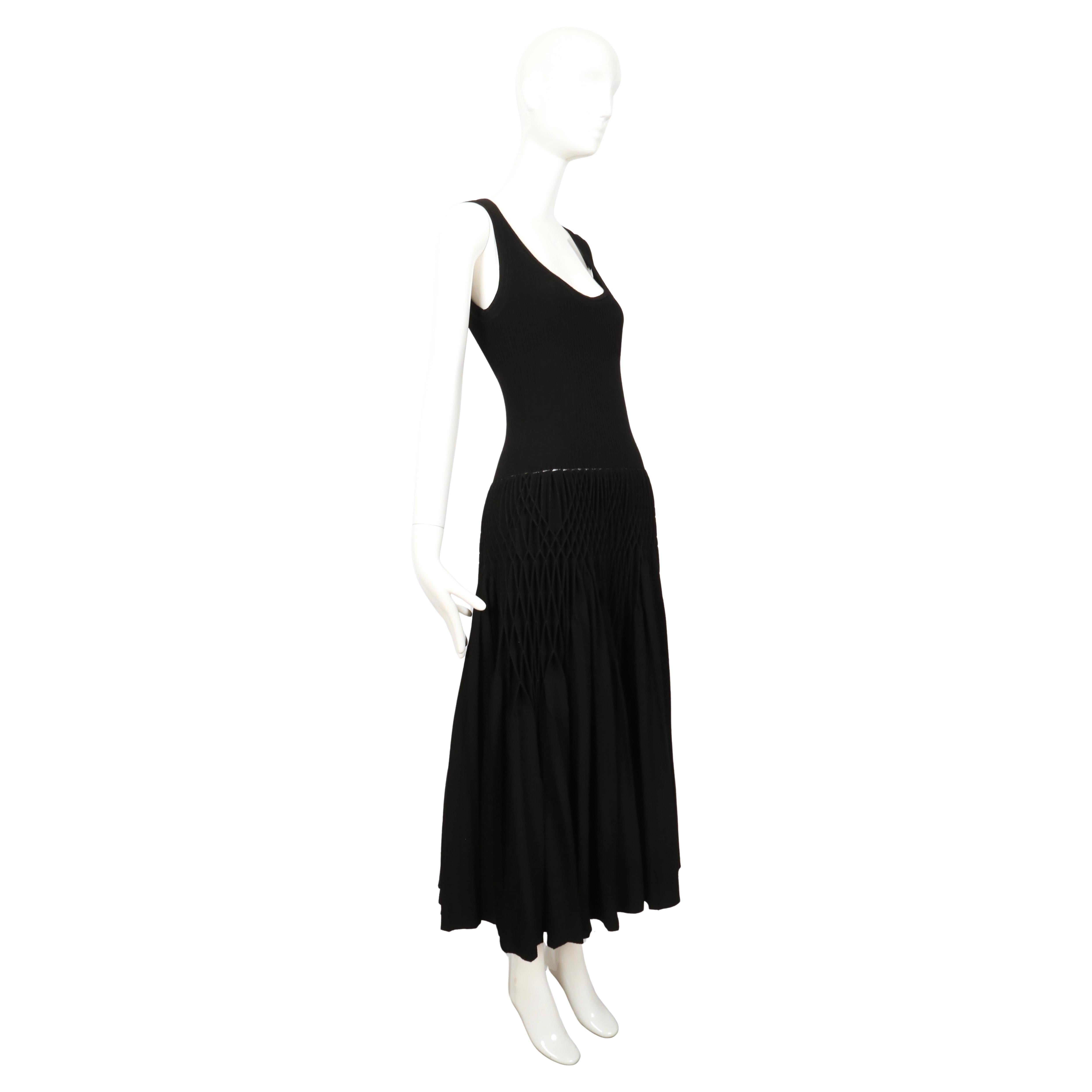 rare AZZEDINE ALAIA noir 'Plissé Abeille' robe plissée à la main RUNWAY en vente 4