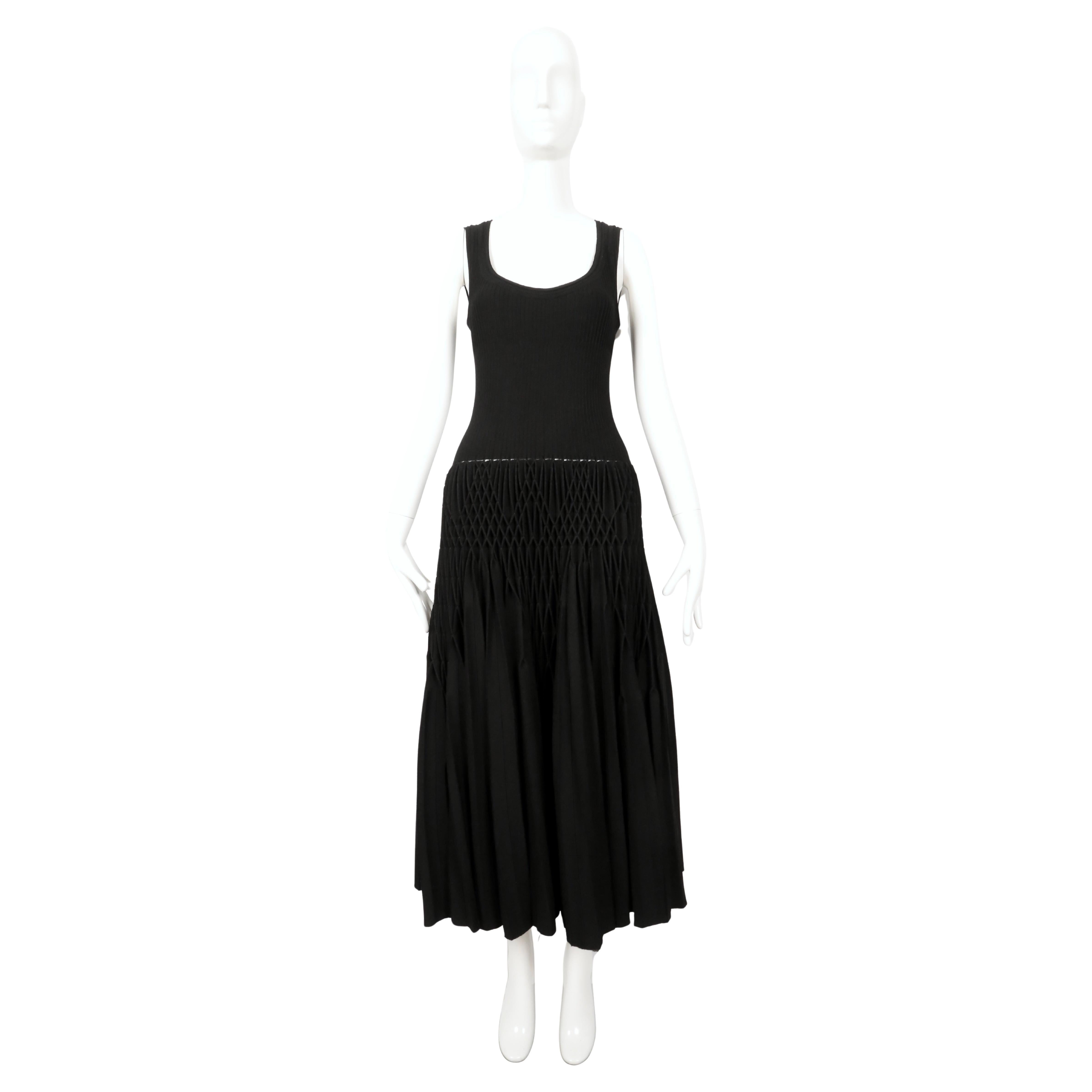 rare AZZEDINE ALAIA noir 'Plissé Abeille' robe plissée à la main RUNWAY en vente