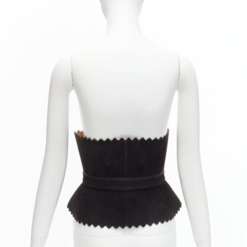 Donna raro AZZEDINE ALAIA in pelle scamosciata nera, cintura a smerlo larga e dichiarata 70cm in vendita