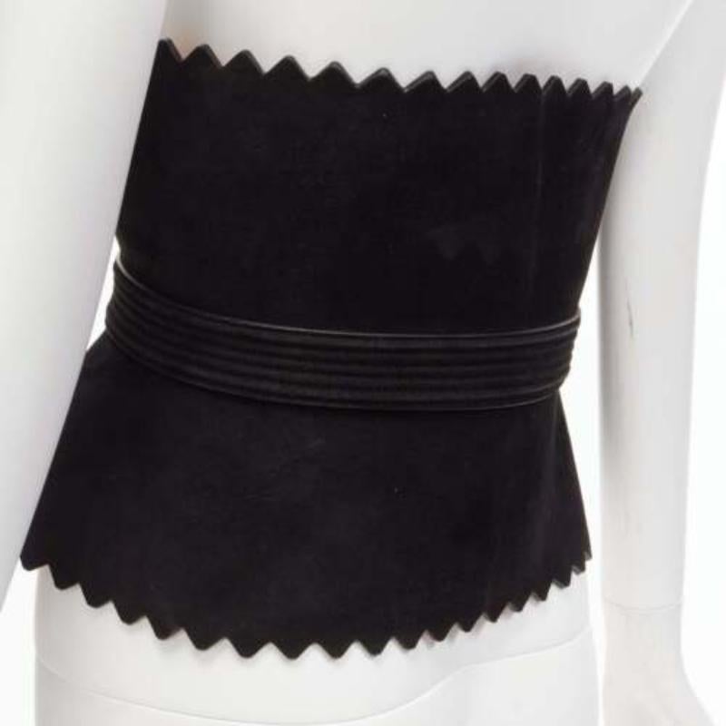 raro AZZEDINE ALAIA in pelle scamosciata nera, cintura a smerlo larga e dichiarata 70cm in vendita 2