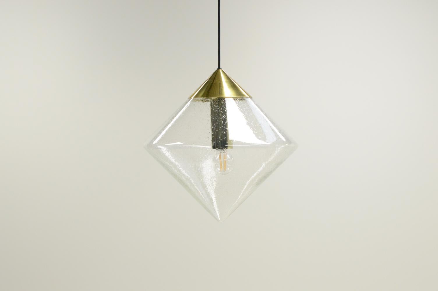 Rare B-1218 pendant by Raak Amsterdam, 1970s the netherlands. Diamond shape with hand blown bubble glass and brass color details. E27 light bulb holder. In very good vintage condition.

Request a quote for the latest shipping rates.
